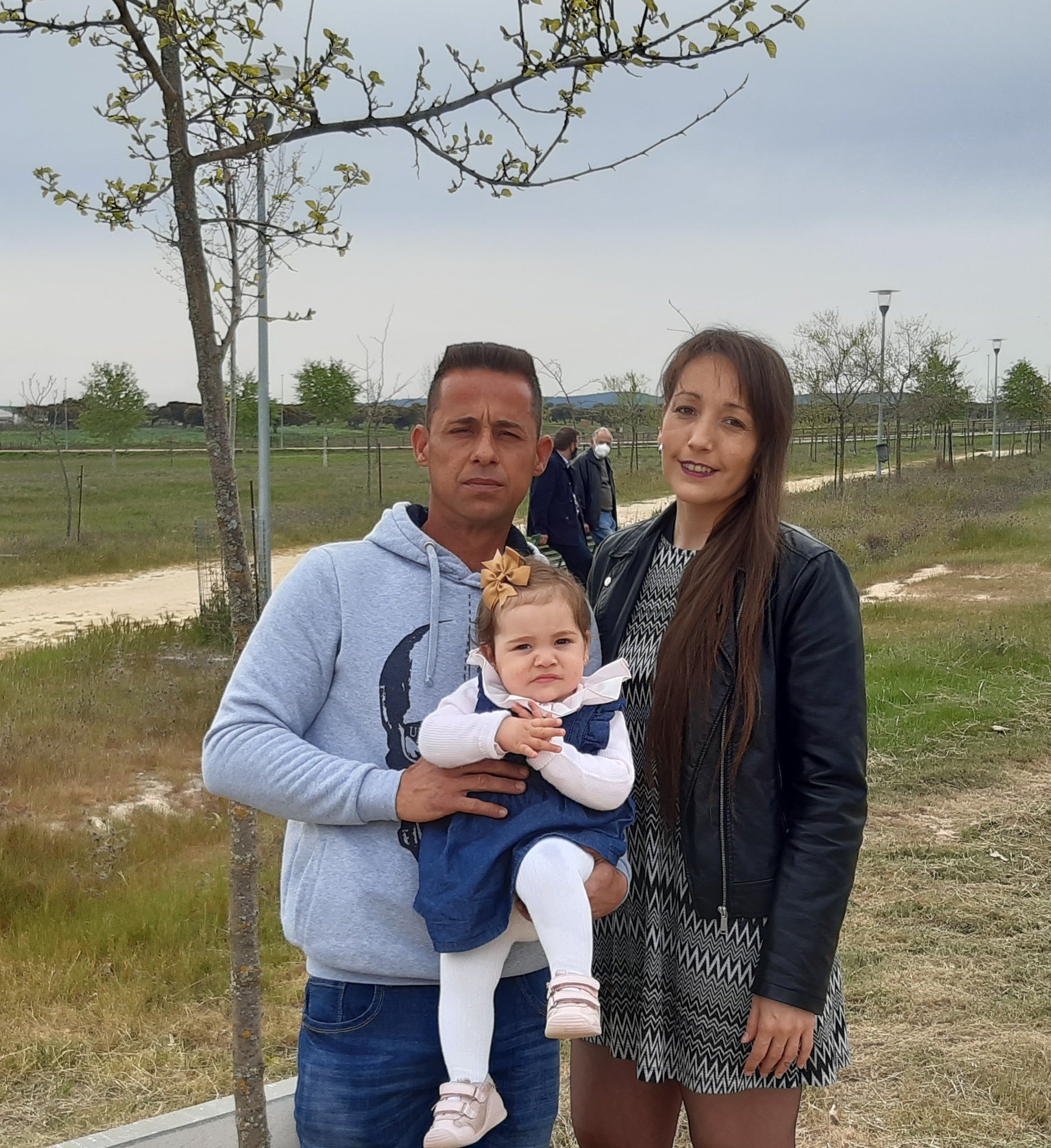 Imagen secundaria 2 - Arriba Elsa, junto a sus padres y hermano, el alcalde, y la concejala Julia Tovar. Abajo Ángel junto a sus padres y primos, y la pequeña Chloe y sus padres. 