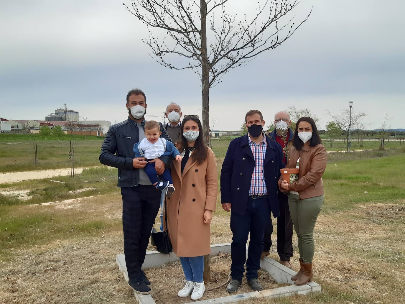 Pablo, junto a sus padres, tíos y abuelos. 