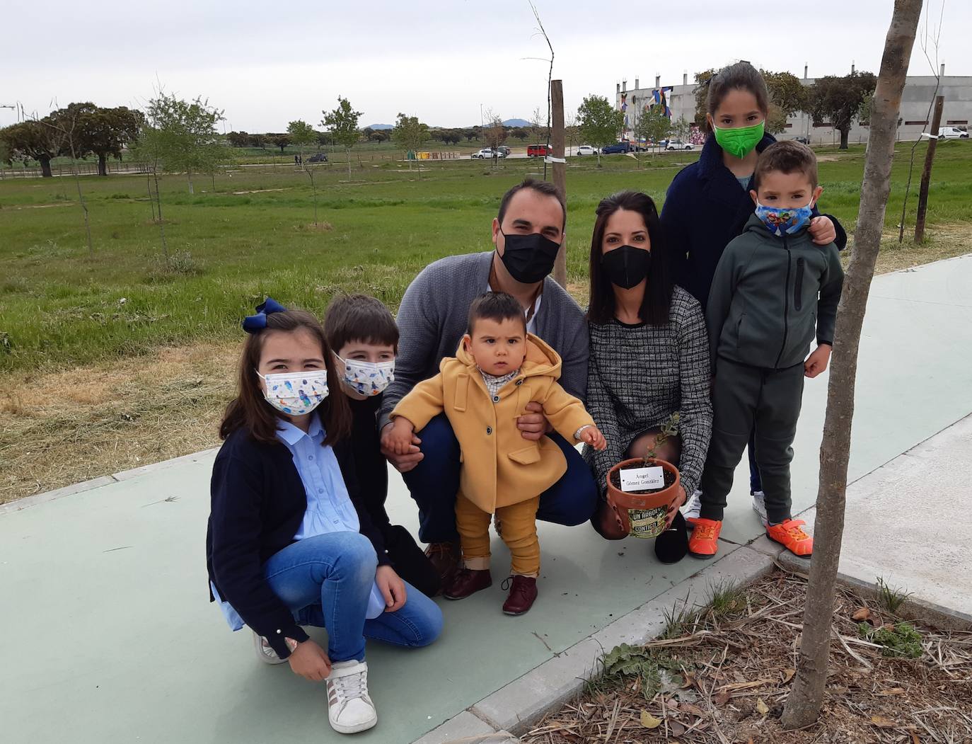 Imagen secundaria 1 - Arriba Elsa, junto a sus padres y hermano, el alcalde, y la concejala Julia Tovar. Abajo Ángel junto a sus padres y primos, y la pequeña Chloe y sus padres. 