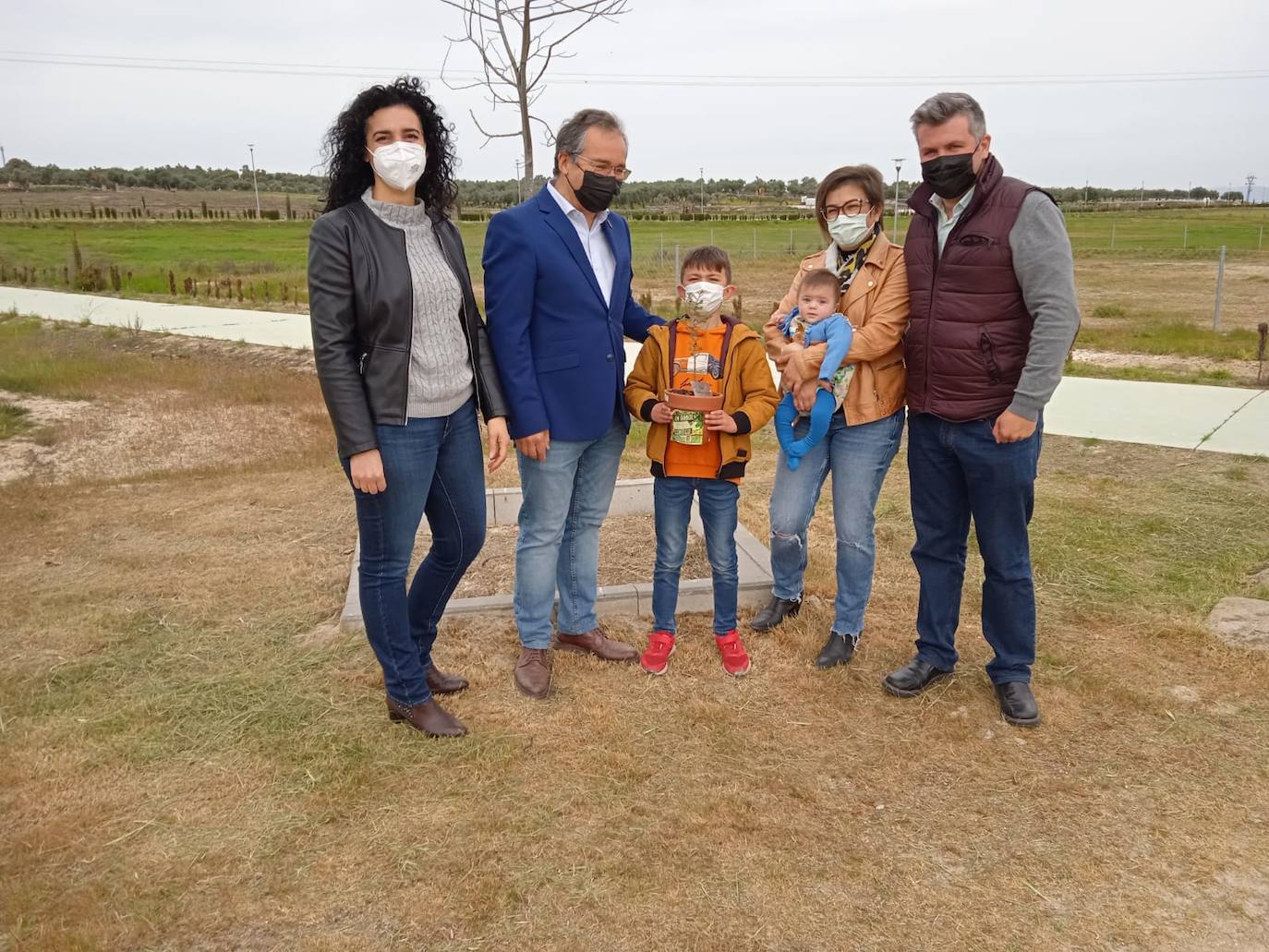 Imagen principal - Arriba Elsa, junto a sus padres y hermano, el alcalde, y la concejala Julia Tovar. Abajo Ángel junto a sus padres y primos, y la pequeña Chloe y sus padres. 