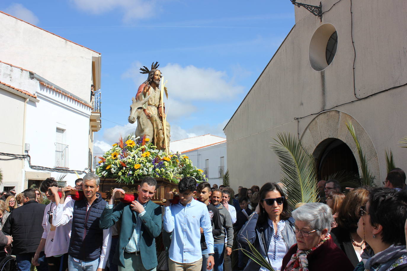 Imagen de la Burrina, arropada por casareños, la última vez que fue portada en el año 2019. 