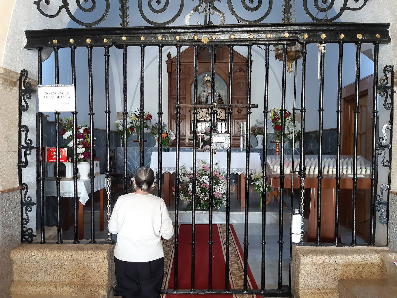 Una devota reza de rodillas hoy ante la Virgen de la Soledad. 
