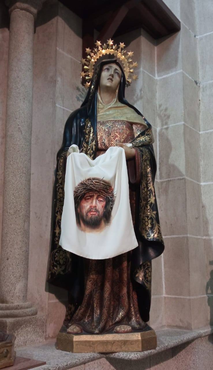 La Verónica ha estrenado un nuevo sudario, donado por el artista cacereño Francisco Domínguez Penís. 