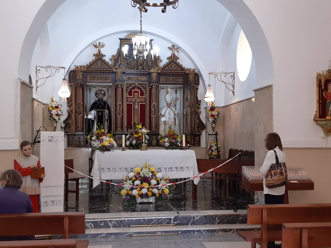 Imagen secundaria 1 - San Benito y San Blas reciben a los casareños portando mascarillas en sus manos
