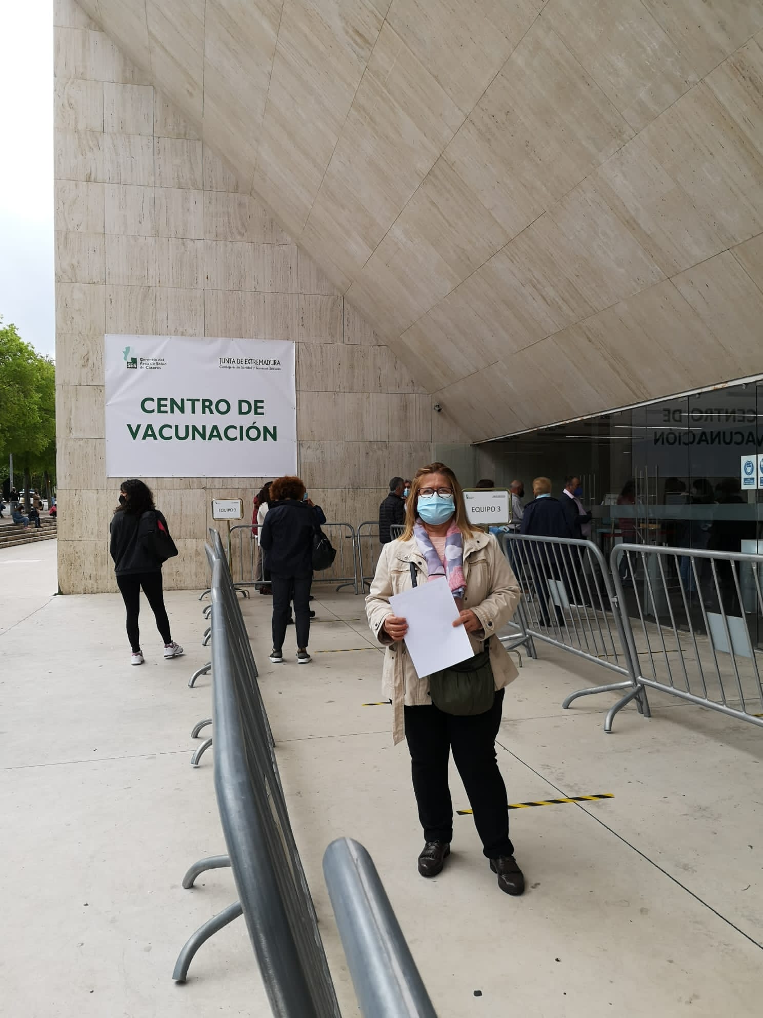 María del Carmen Cerro, hoy en el Auditorio cacereño, para recibir la primera dosis. 