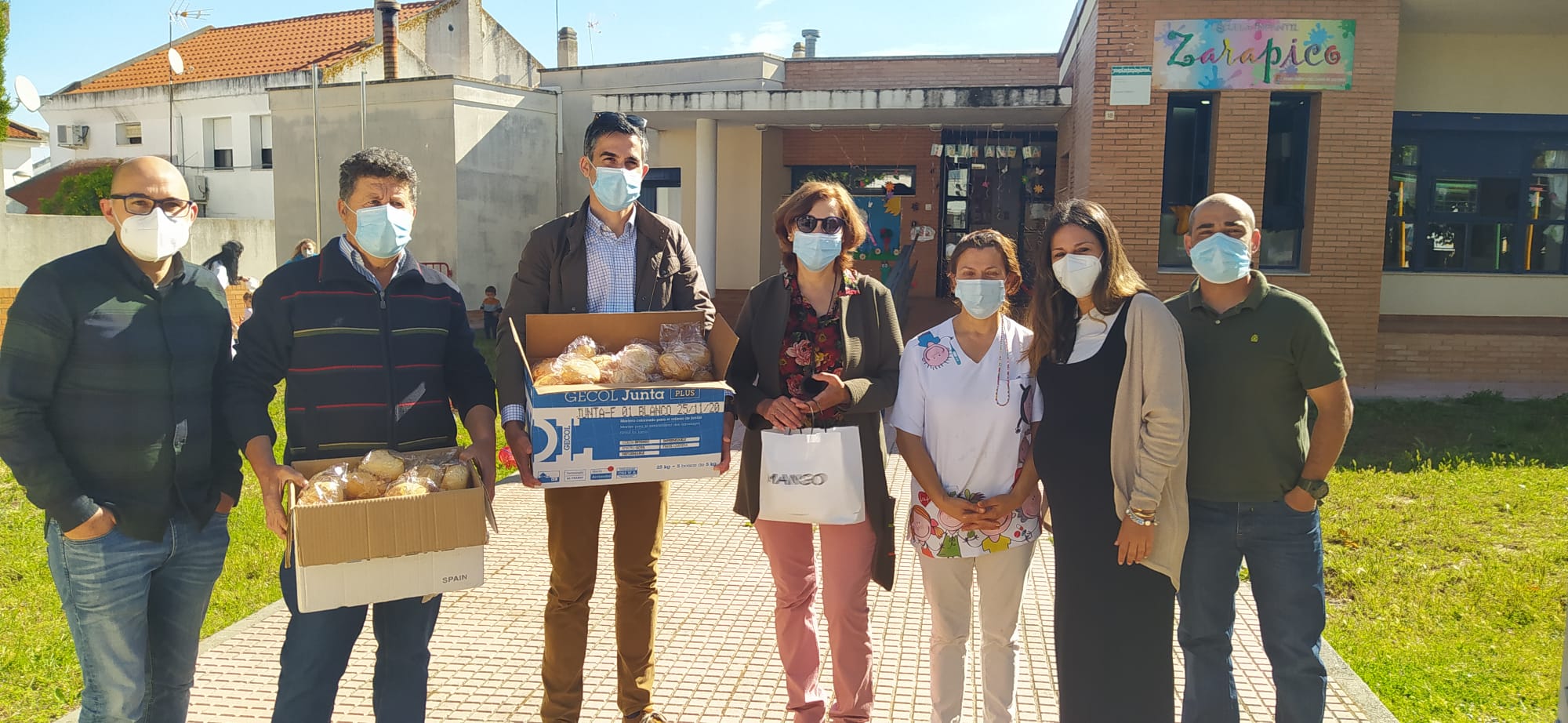 Imagen principal - Entrega de las bollas en Zarapico y centro de día. Diputada junto a sus hijos tras recibir las bollas. 