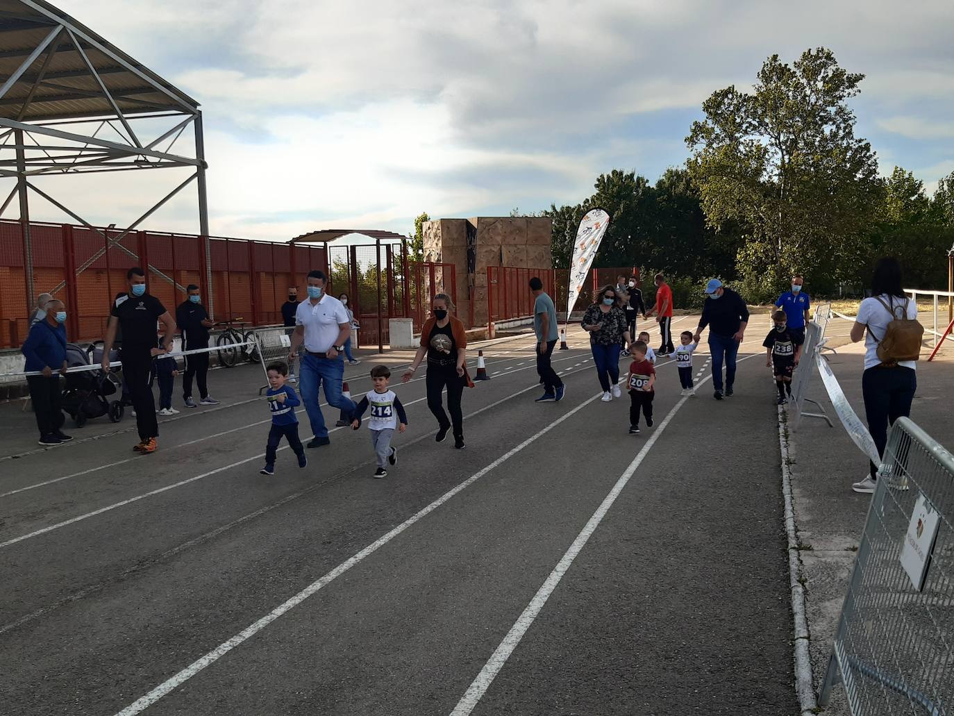 Los participantes de menor edad, acompañados por sus padres, se desenvolvieron sin problema durante la prueba. 