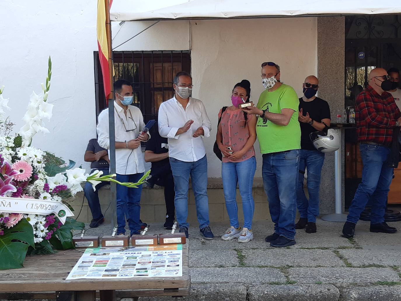 Imagen principal - Algunos de los homenajeados que recibieron trofeos por parte del colectivo. 