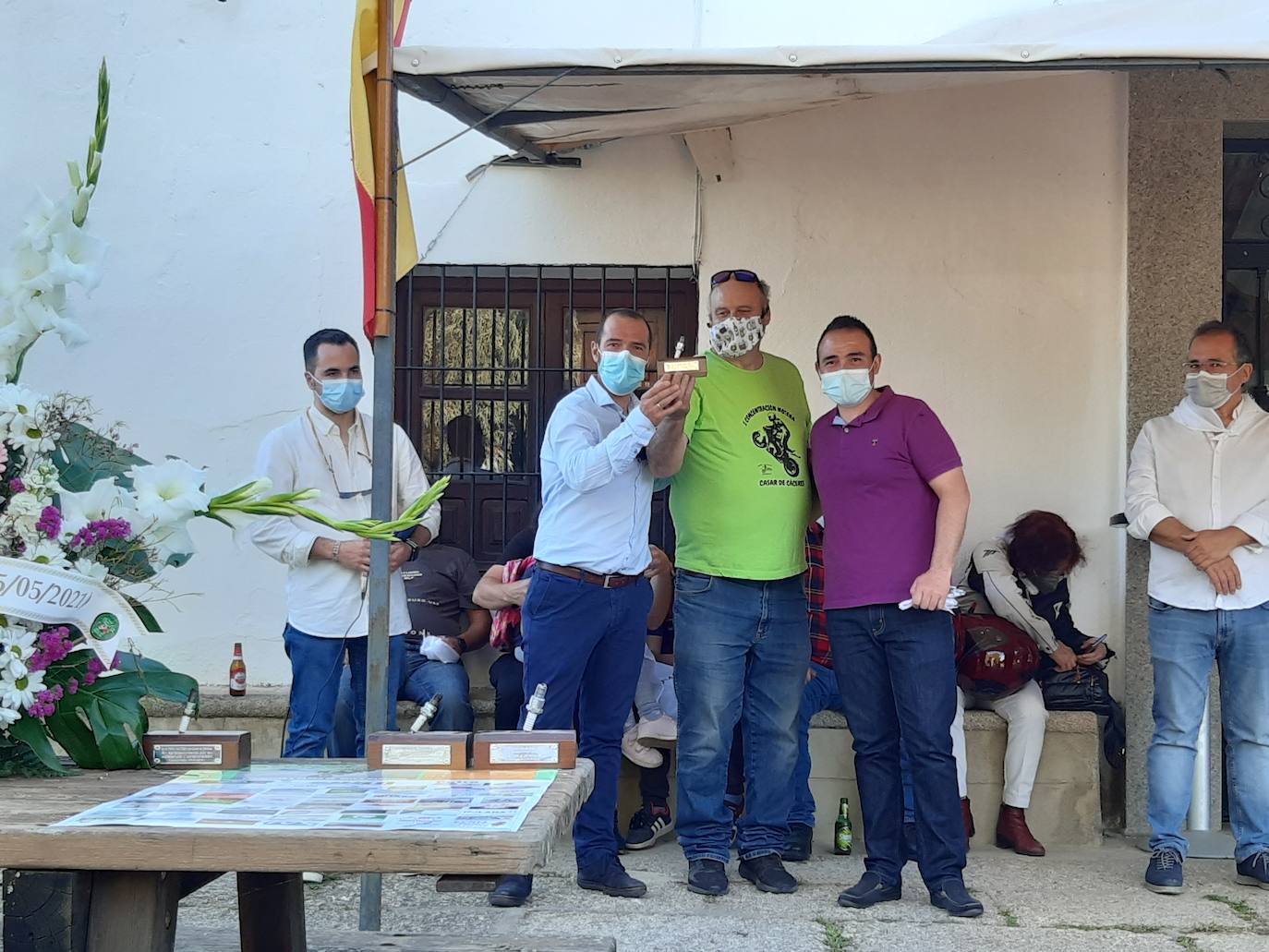 Imagen secundaria 1 - Algunos de los homenajeados que recibieron trofeos por parte del colectivo. 