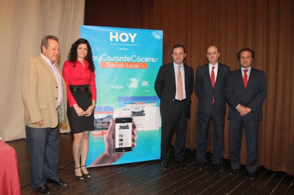 Presentación de Hoy Casar de Cáceres el 19 de mayo de 2011, con el entonces alcalde, Florencio Rincón, y directivos del DIARIO HOY DE EXTREMADURA. HOY