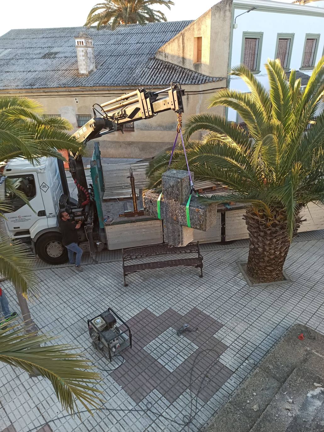 Imagen principal - Retiran la Cruz de la calle Larga Alta y la traladan al cementerio