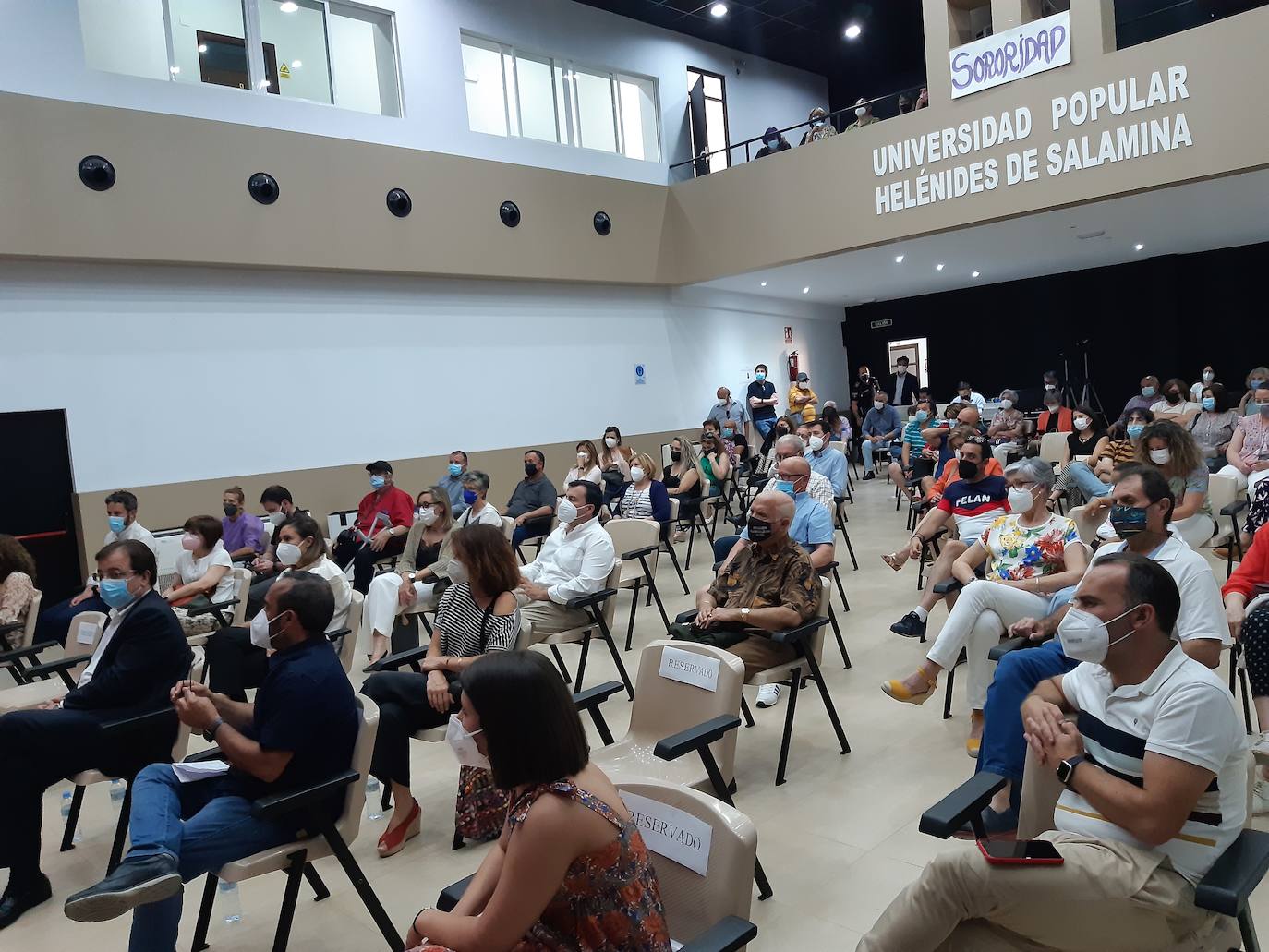 Imagen principal - Se cumplieron medidas de seguridad en la celebración del acto. Abajo las mujeres del colectivo Salvemos la Cruz aguardan su turno para hablar con Vara. A la derecha, Vara ofrece saludos a un casareño. 