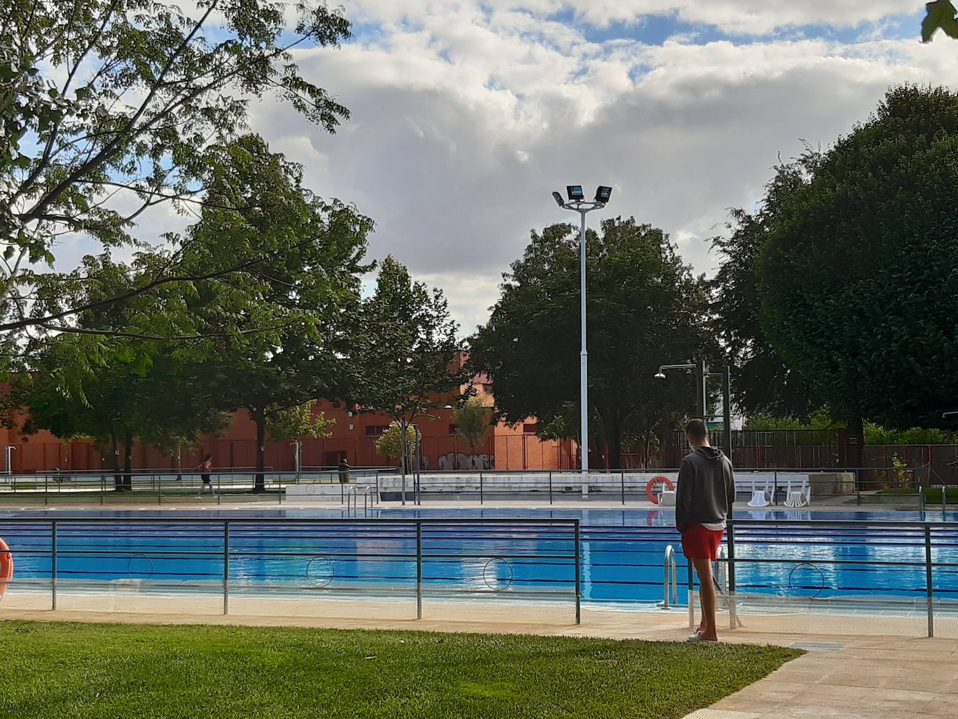 Un socorrista pasea por el perímetro de la piscina grande, ayer, en un día sin bañistas. 