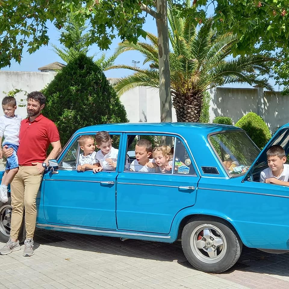 Alberto Amarilla junto a los seis niños extremeños afectados de fallo intestinal o trasplante multivisceral, durante la sesión de fotos en el Paseo de Extremadura. 