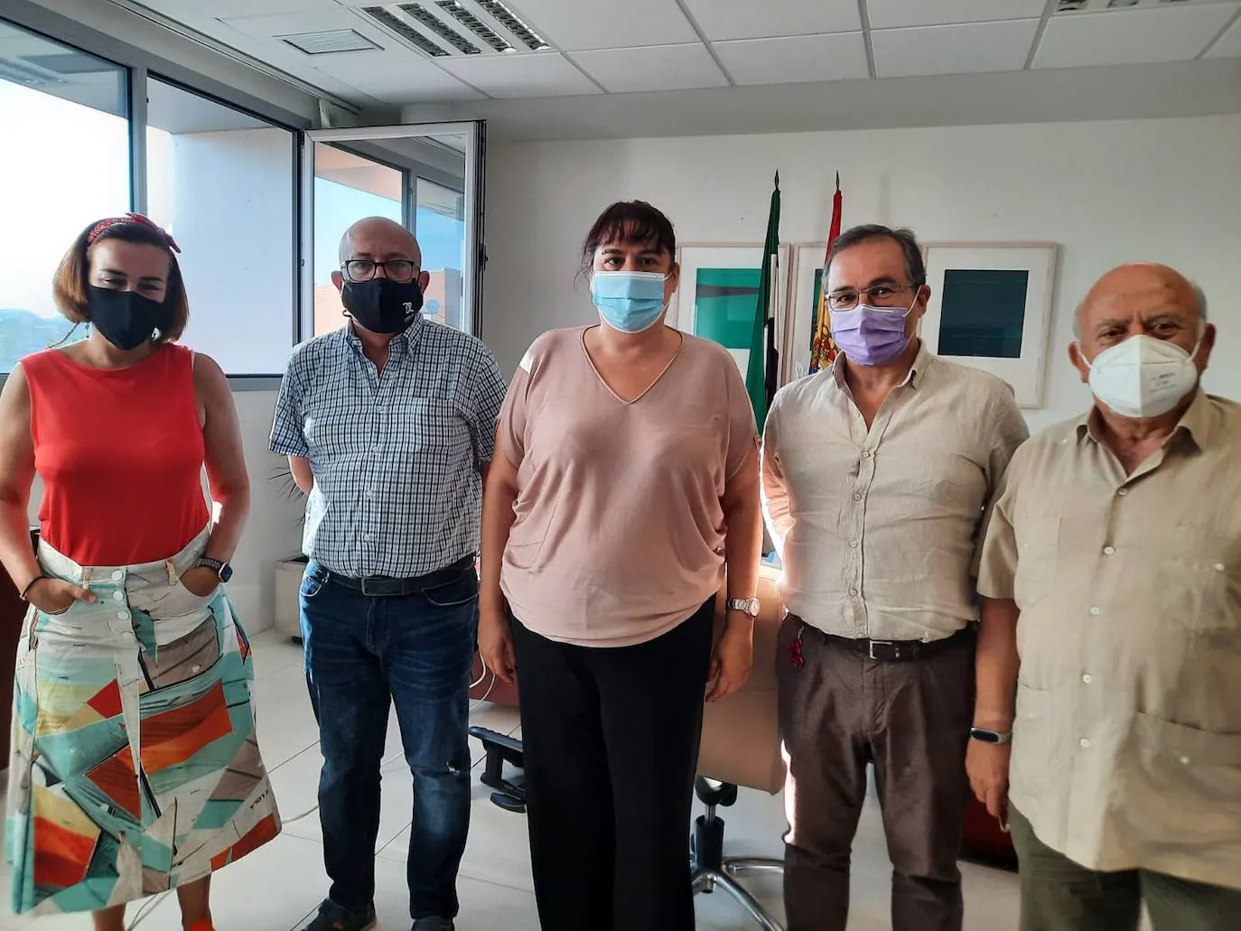 Participantes en la reunión mantenida hoy. 