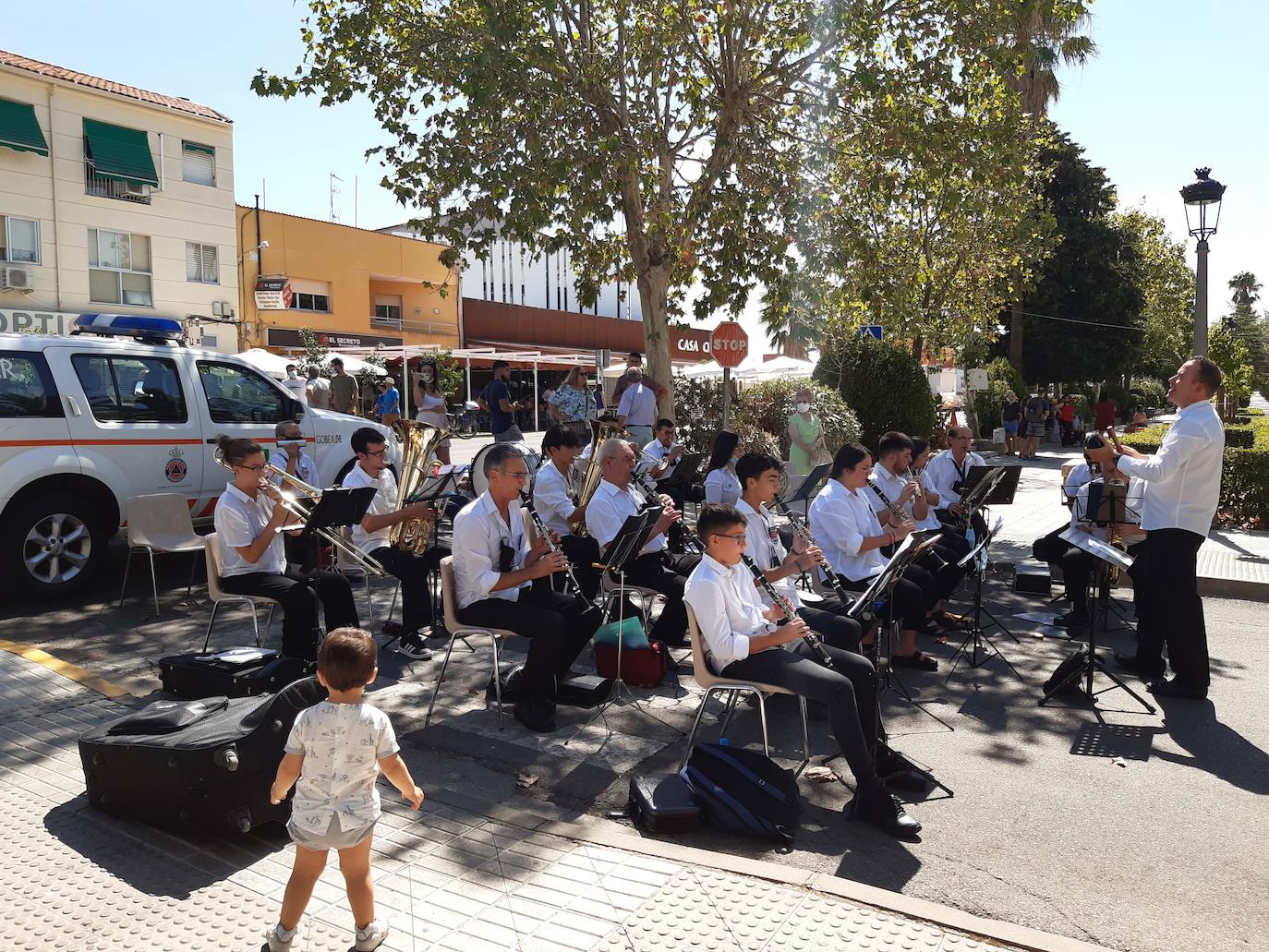 Imagen secundaria 1 - Los casareños vuelven a arropar la Mesa del Ramo