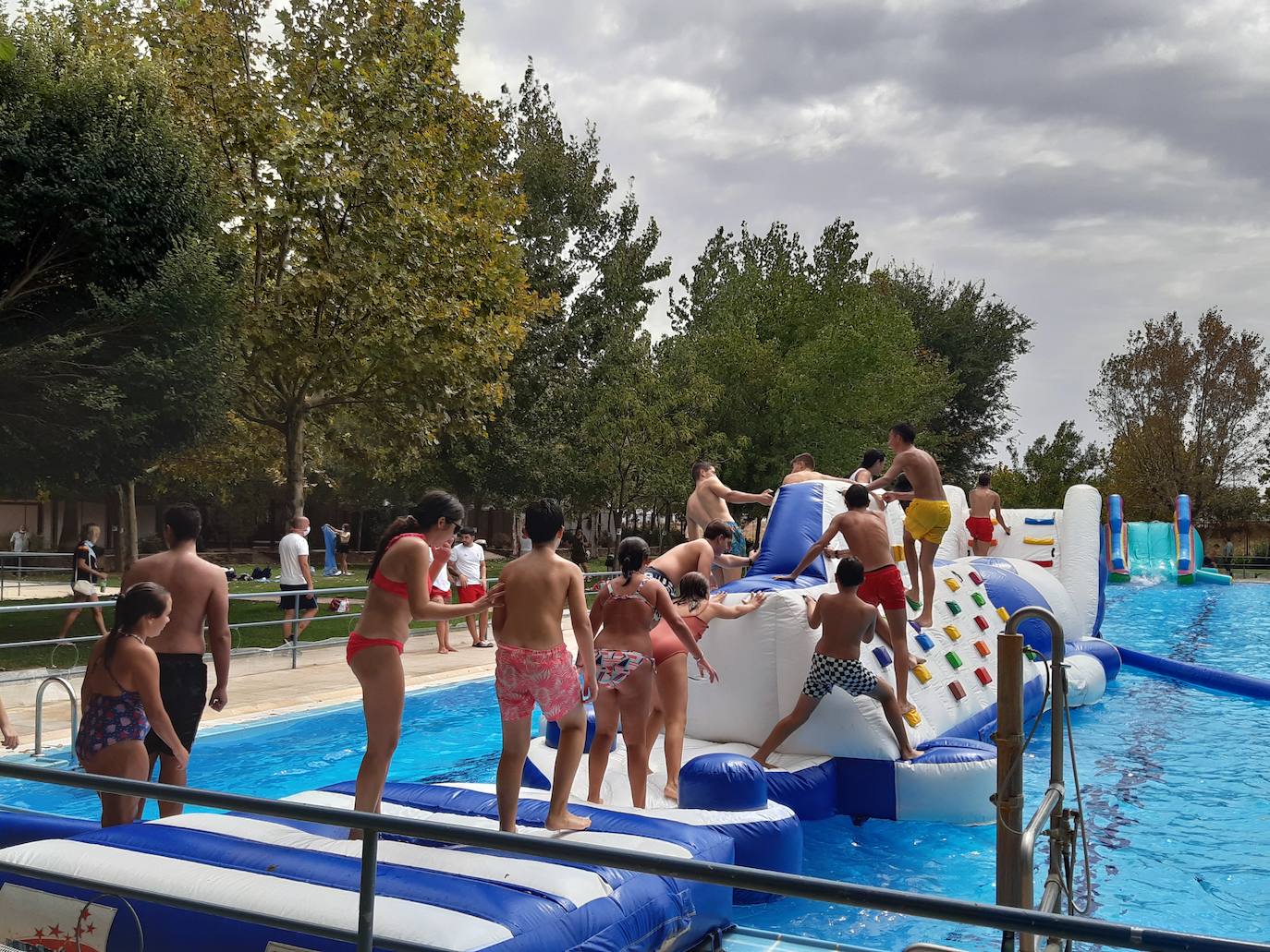 Unos 150 niños disfrutan hoy de la fiesta acuática