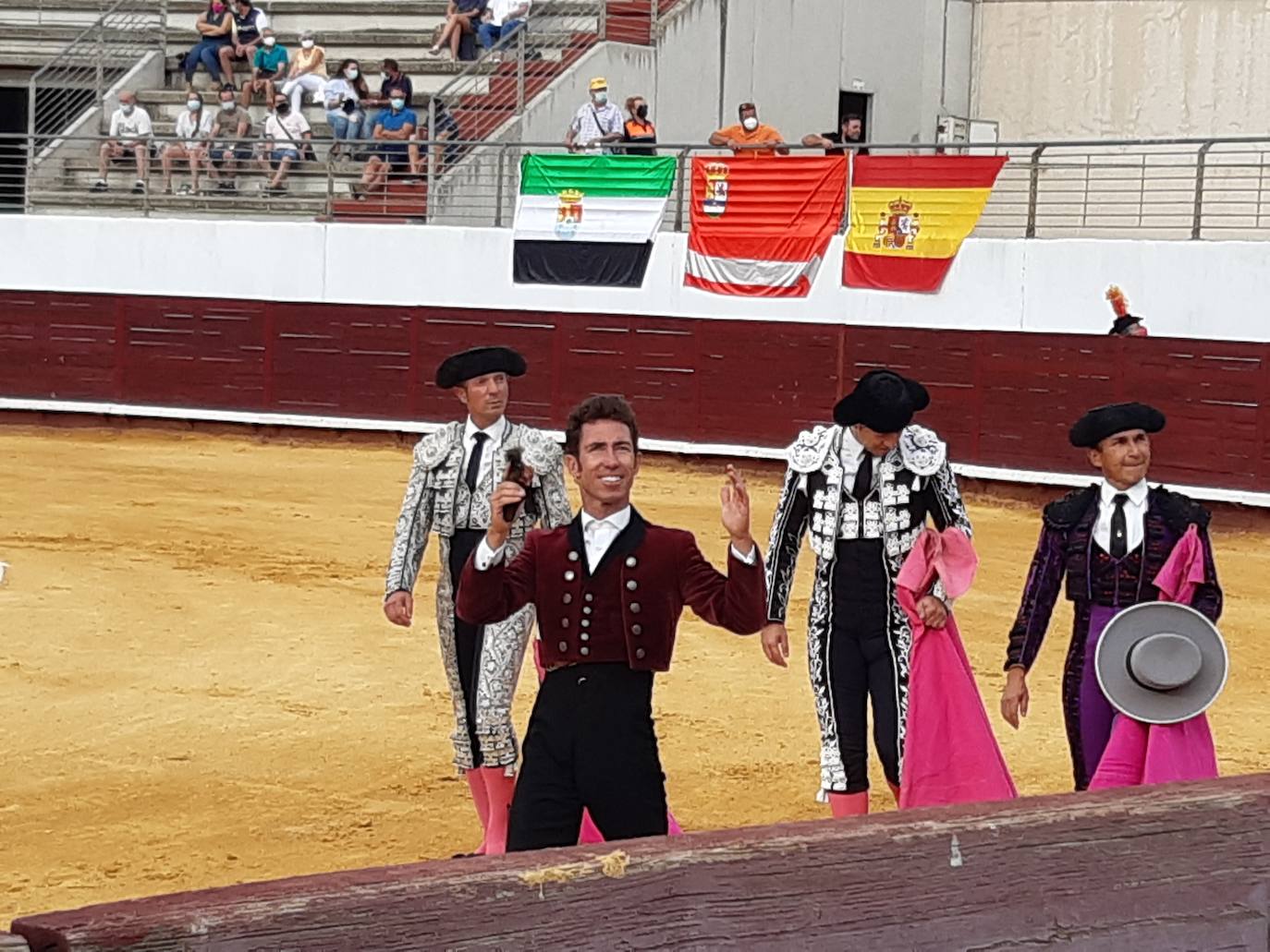 Imagen principal - Leonardo ha logrado cuatro orejas. Morante matando. El rejoneador con banderillas a dos manos. 