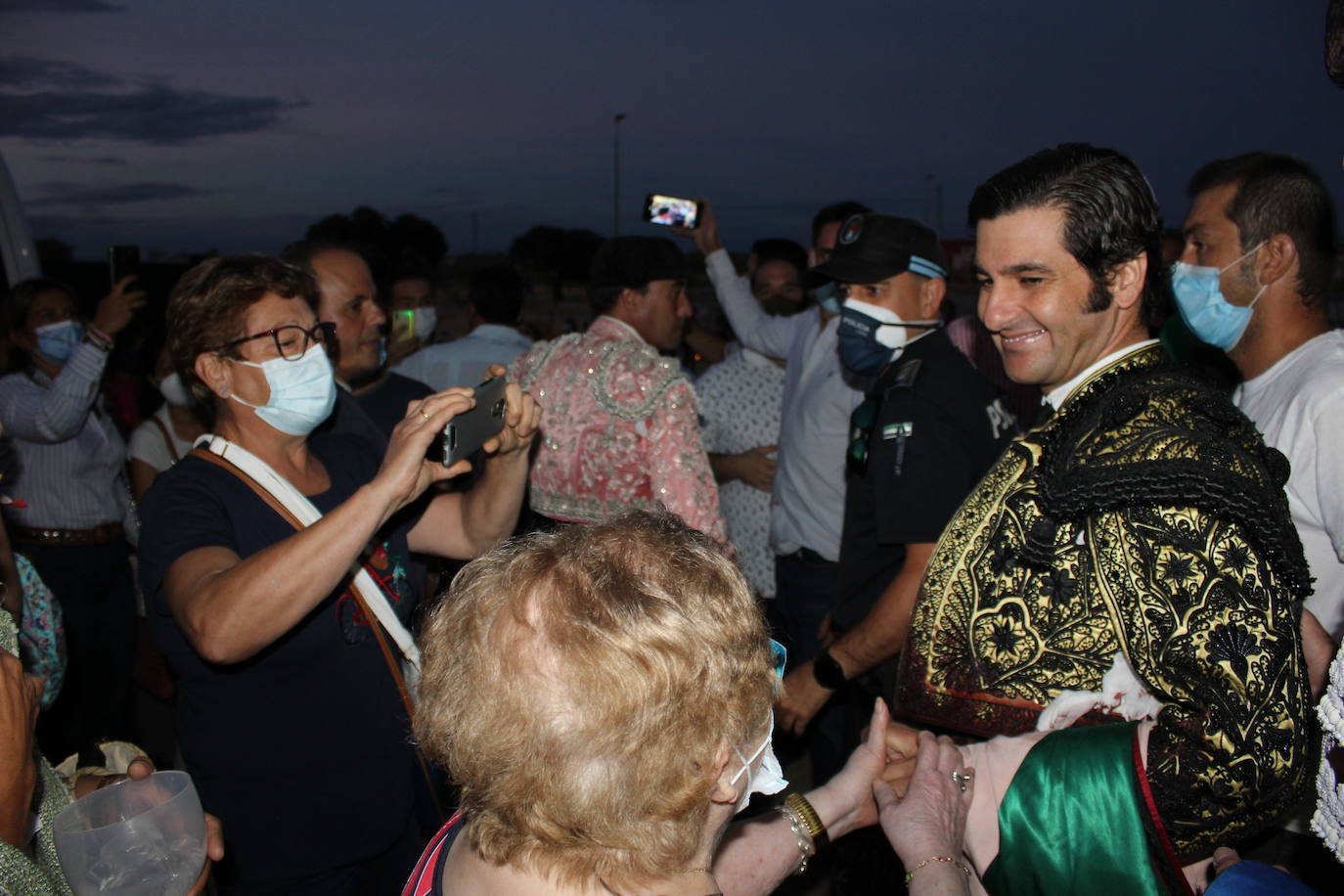 Despedida y piropos a Morante tras su actuación en la plaza casareña. 