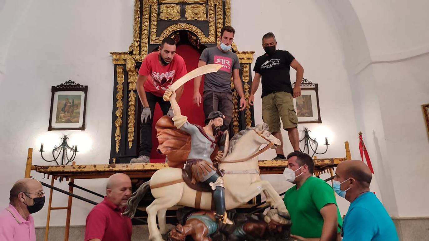 Casareños colaborando con el traslado de la imagen hasta su retablo. CEDIDA