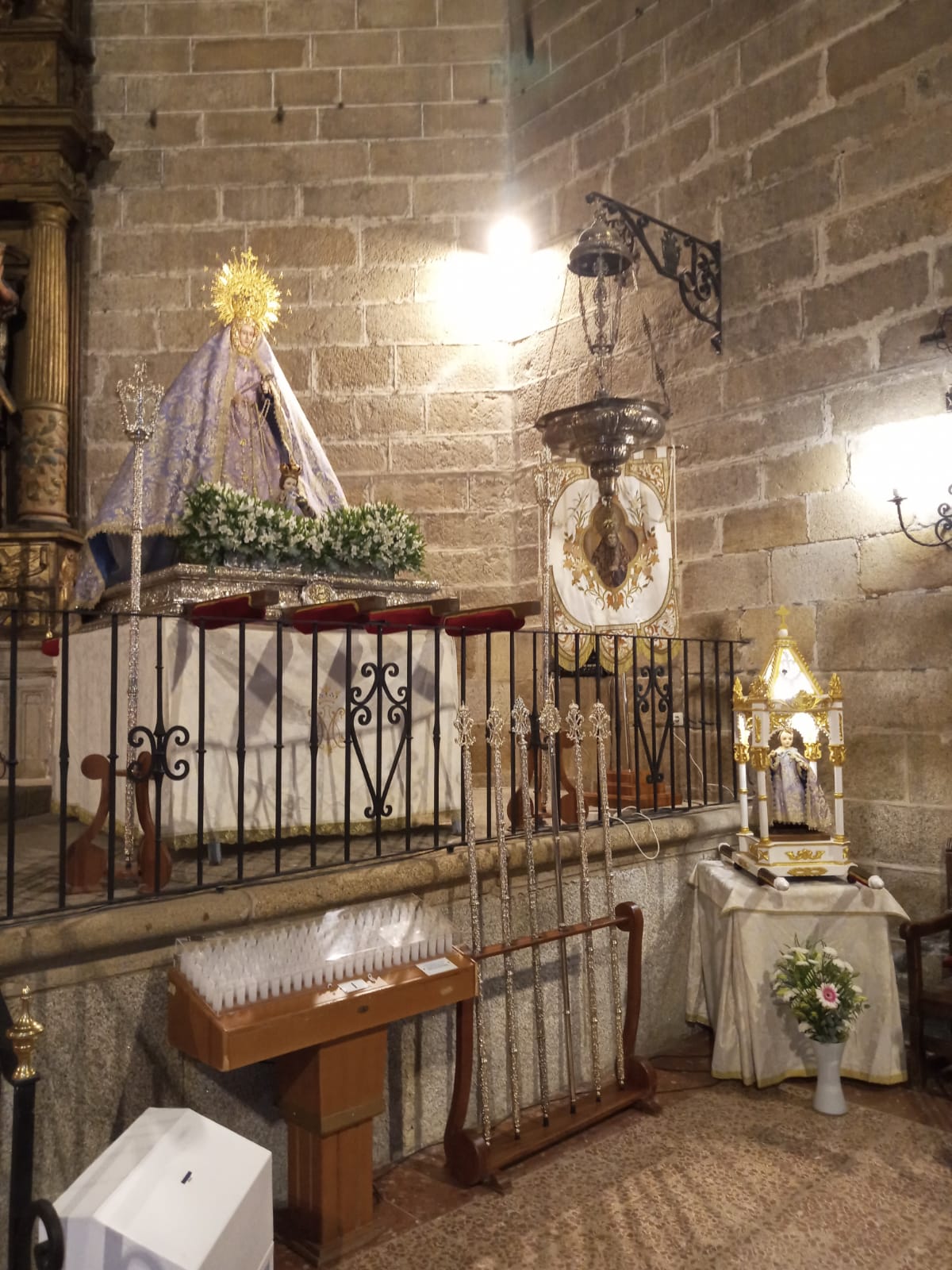 La Virgen dará la bienvenida hoy a los casareños desde el altar de la parroquia. 