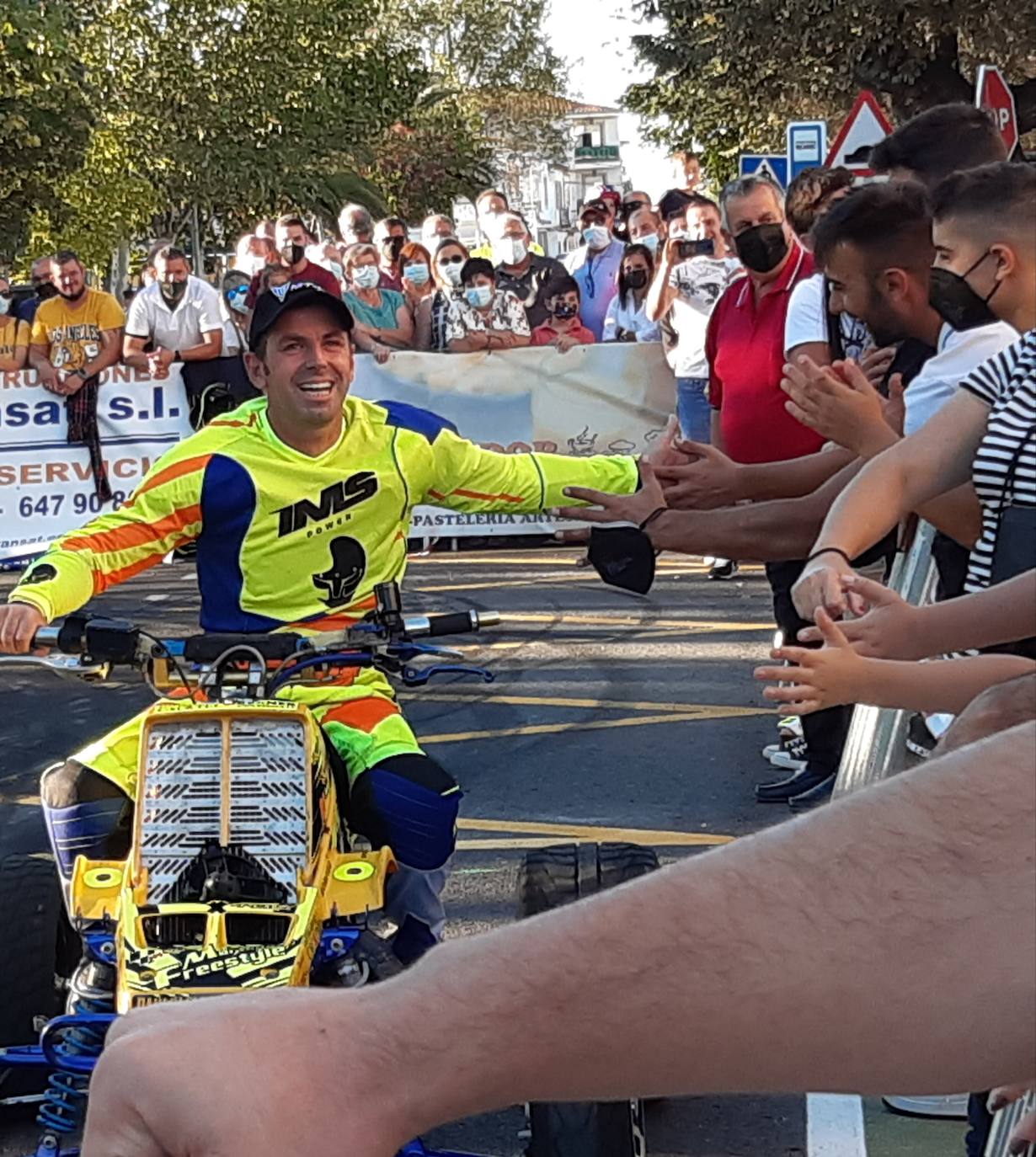 Imagen secundaria 2 - Acrobacias y espectáculo en Casar de Cáceres a cargo del piloto portugués Paulo Martinho