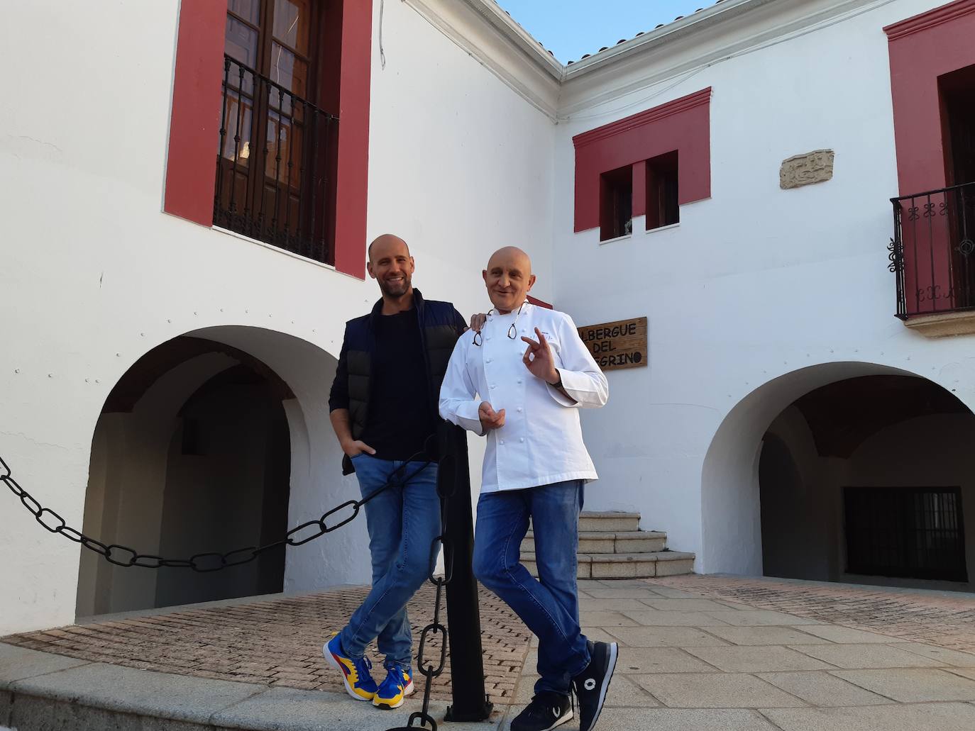 El presentador Gonzalo Miró y el chef Toño Pérez graban un anuncio en la plaza del Ayuntamiento