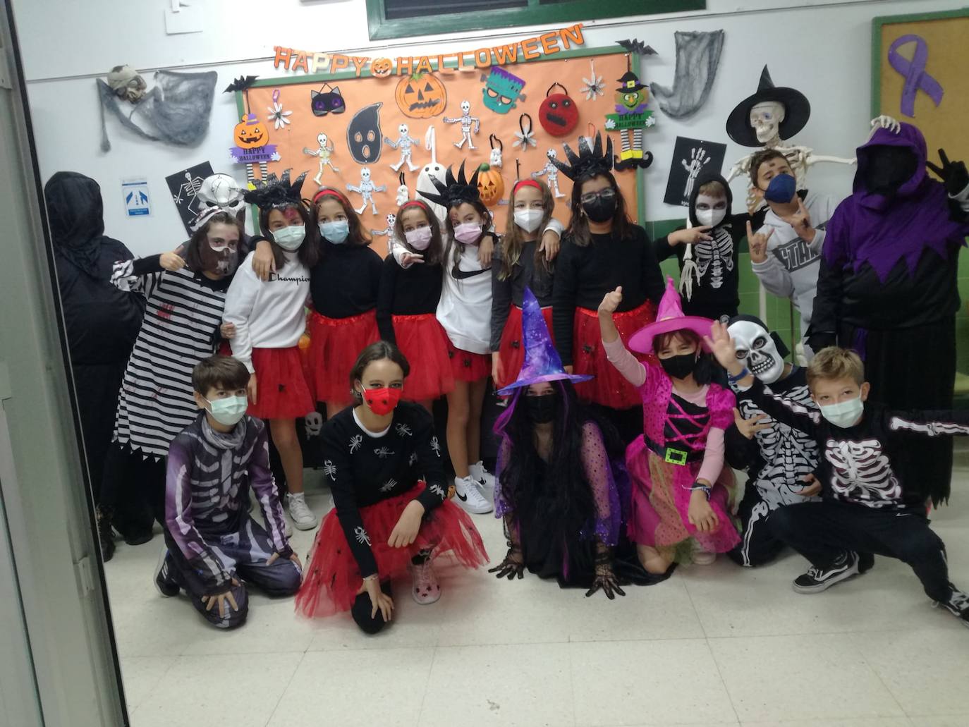 Niños de Primaria, hoy festejando Halloween. 