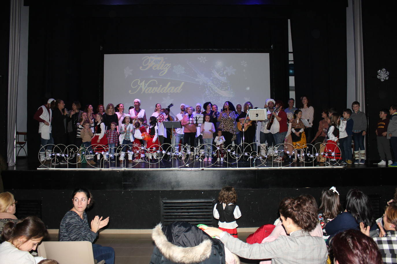 Unos 120 vecinos cantaron a la Navidad en la última muestra presencial de diciembre de 2019. 