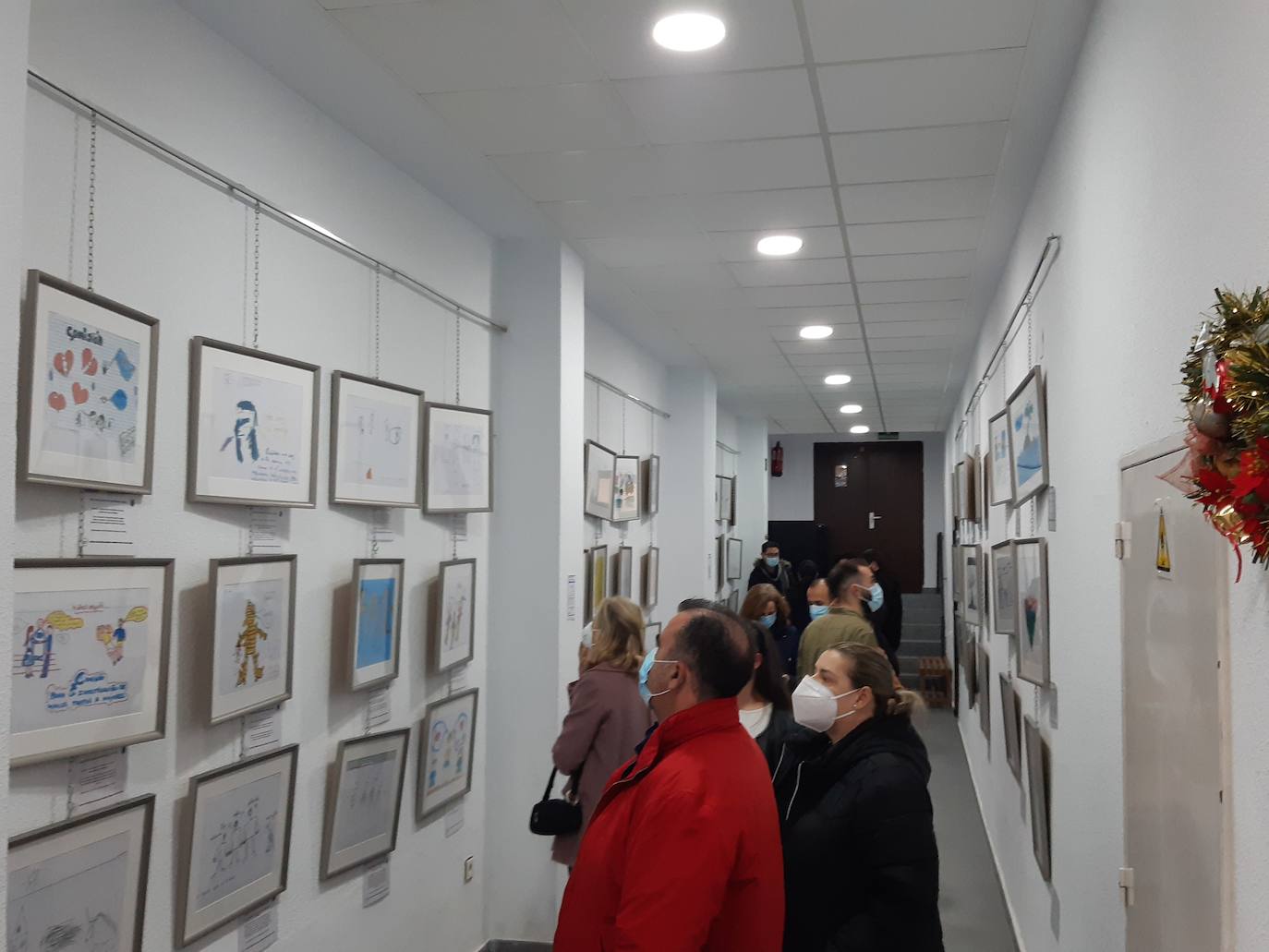 Inaugurada la exposición de dibujos de niños que han vivido en entornos de violencia de género