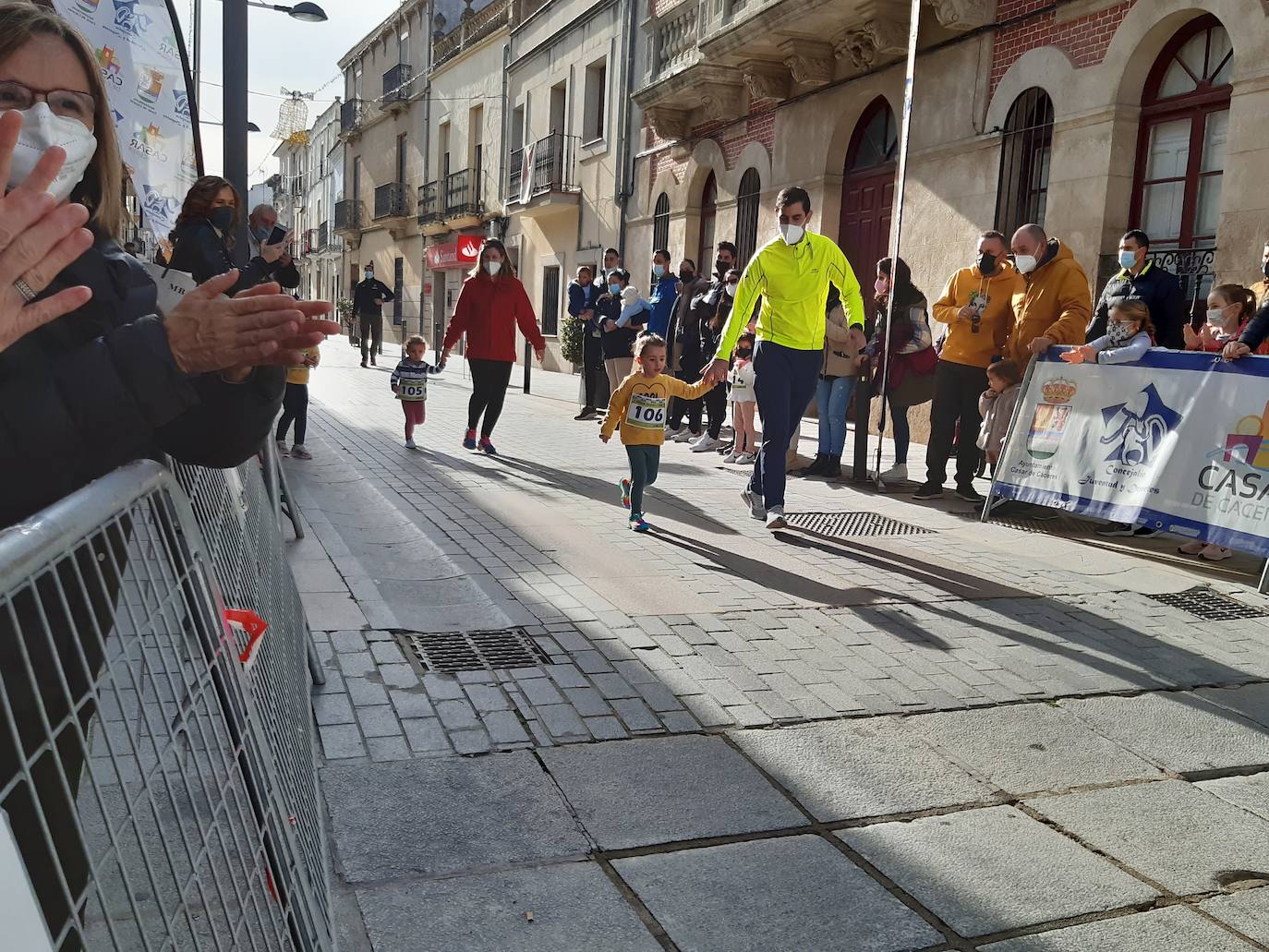 Imagen secundaria 1 - El buen tiempo acompaña la tradicional Carrera del turrón