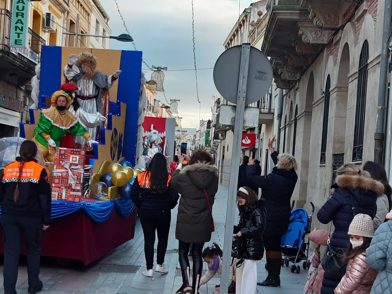 Los casareños han seguido el desfile desde distintos puntos de la localidad. 