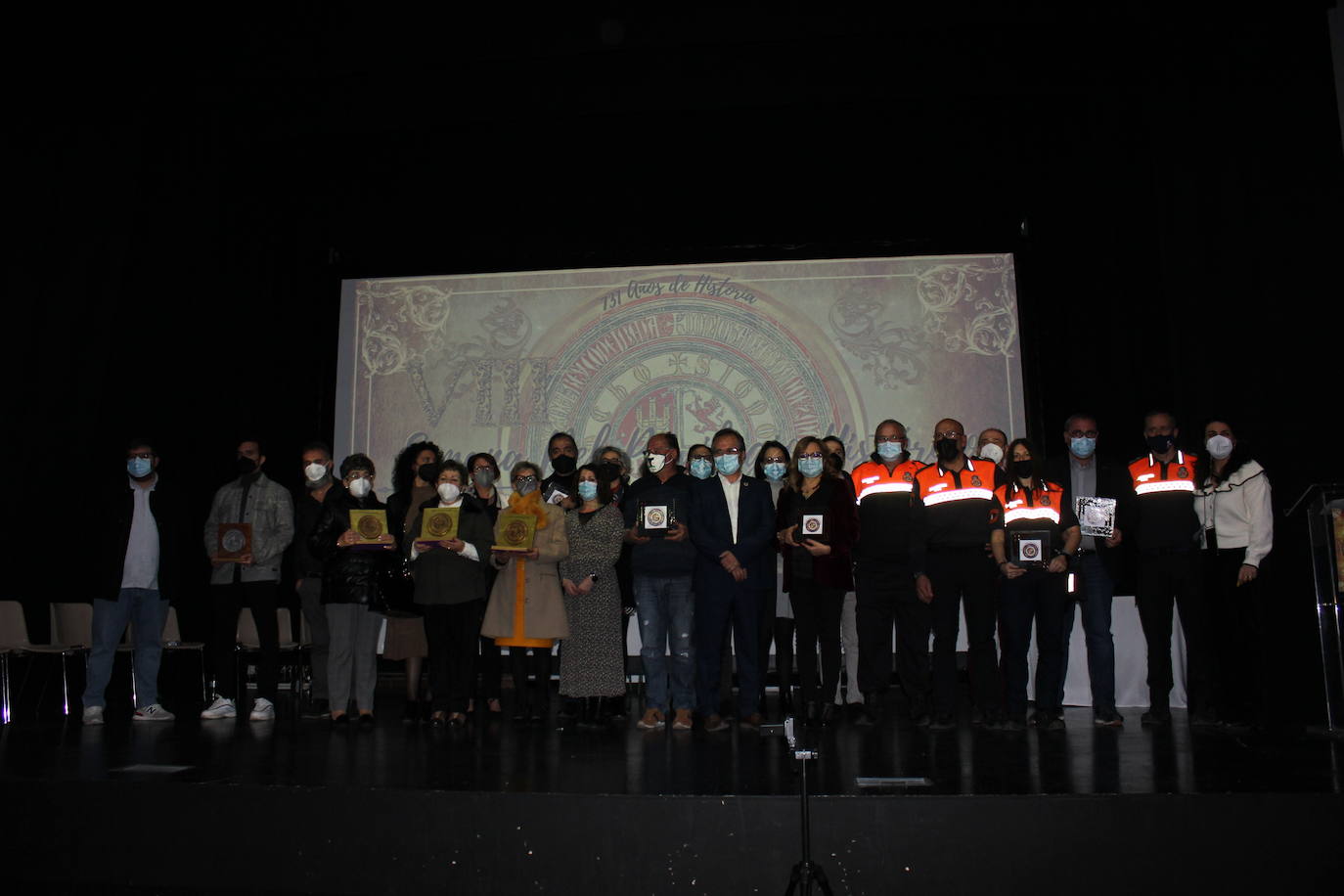 Premiados en el acto de anoche en una foto de familia. 