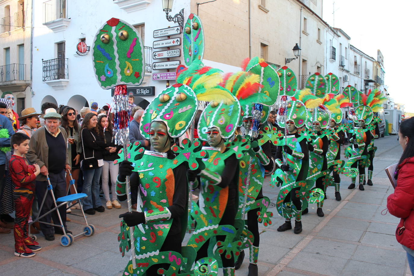 El Ayuntamiento gratificará a todos los grupos participantes en el desfile de comparsas de adultos