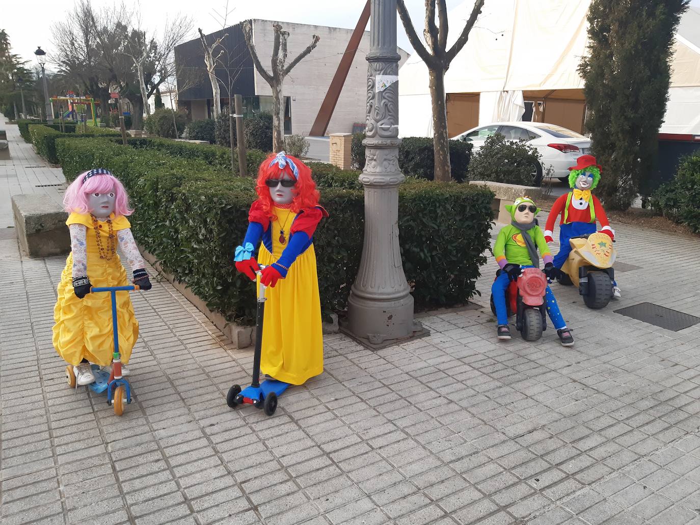 Niños bujacos aguardan la llegada de su primer Carnaval en el Paseo de Extremadura. 