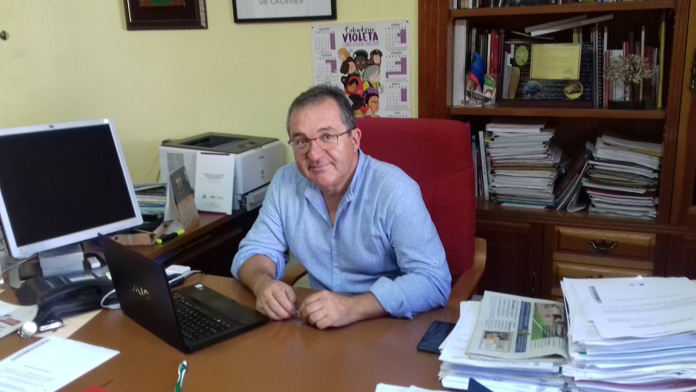 Agreden al alcalde Rafael Pacheco mientras visitaba la obra de la plaza de Los abuelos