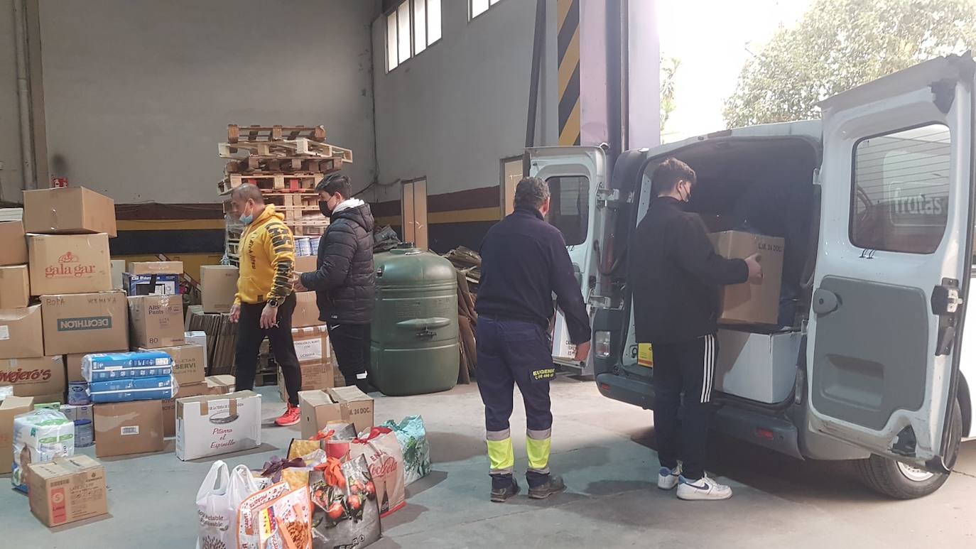 La furgoneta va repleta de medicinas y alimentos donados por los cacereños. 