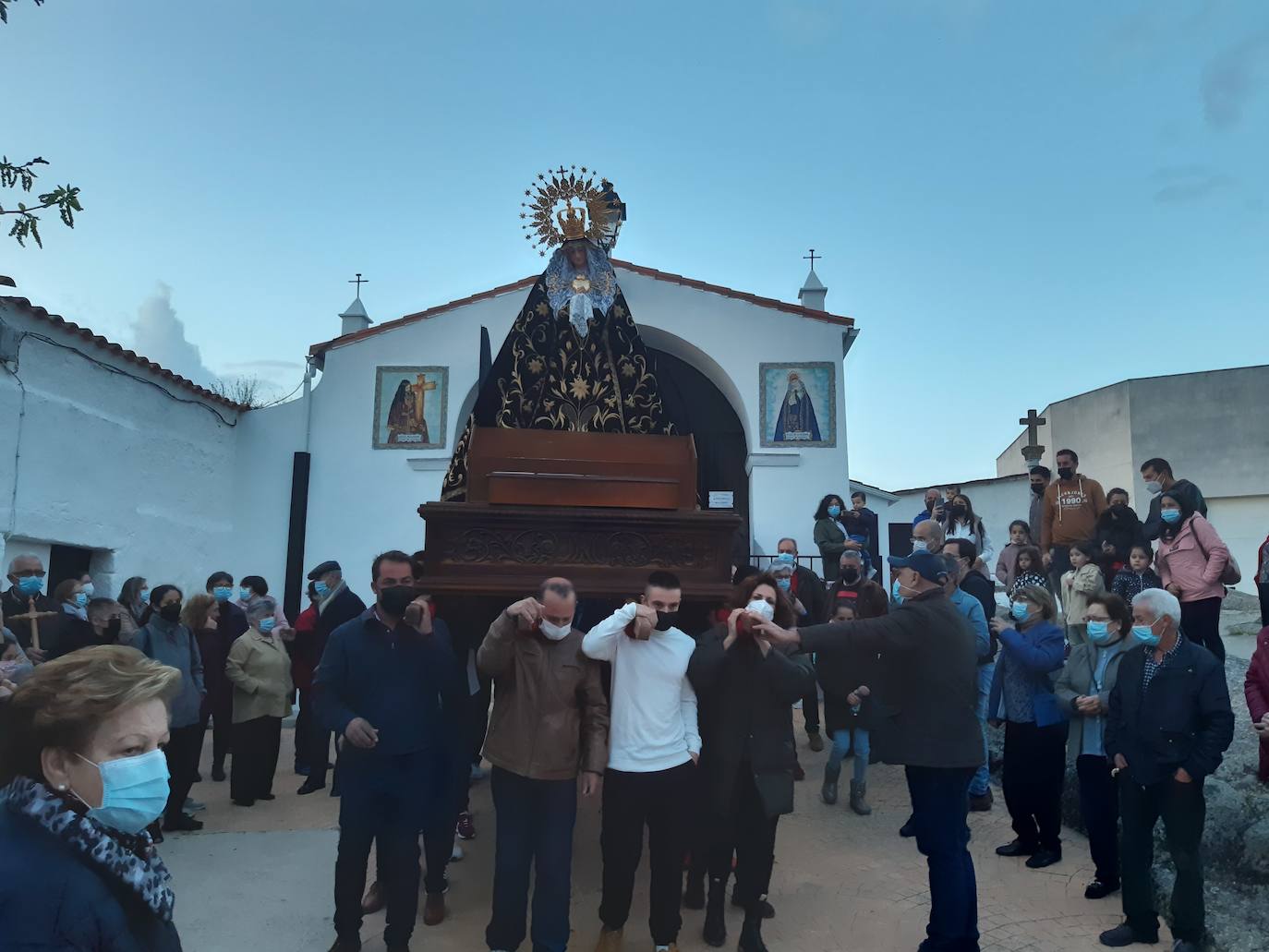 La Soledad sale de su ermita, tres años después, muy arropada por los casareños