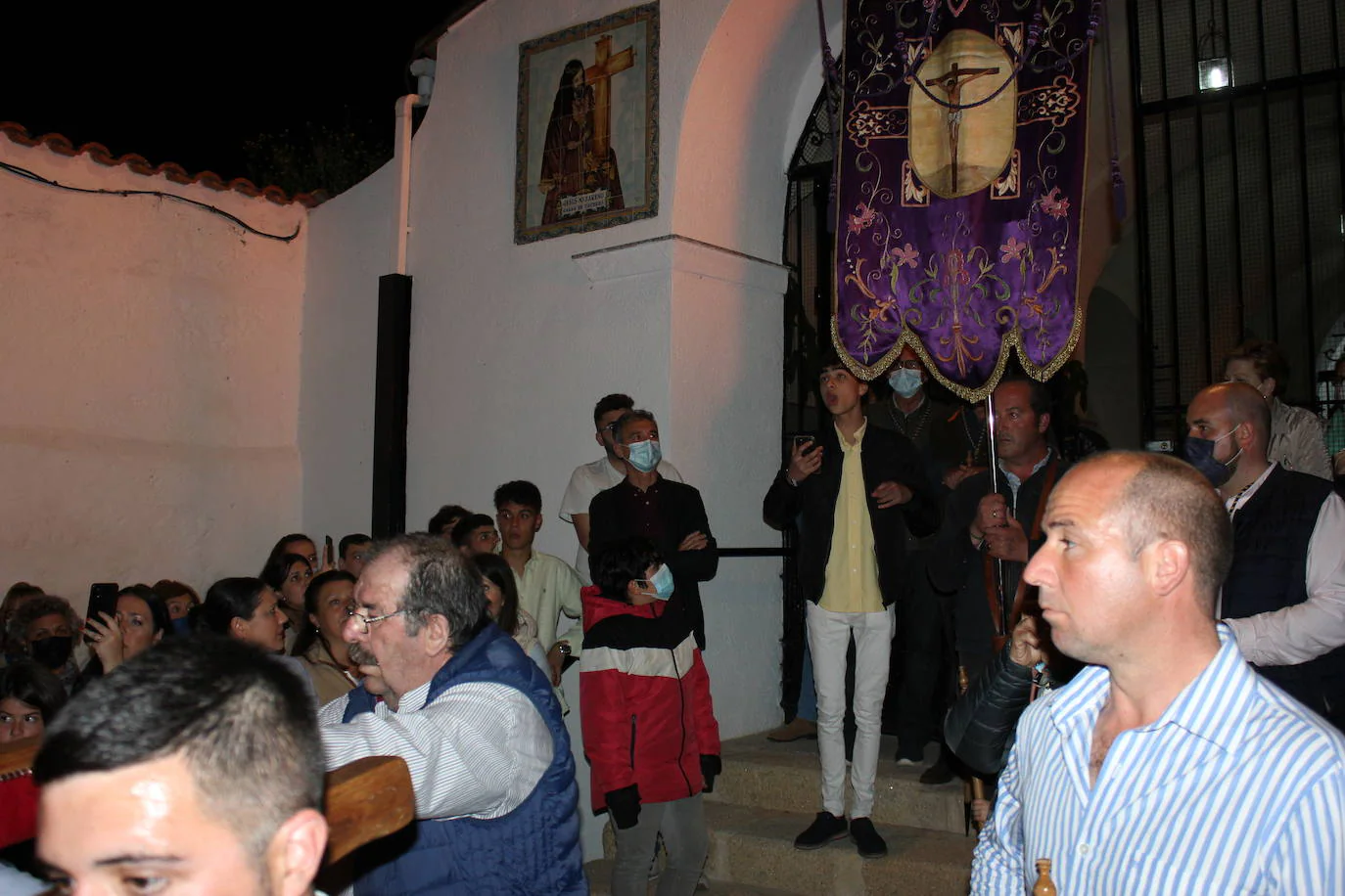 Juan Borrella Rey, cantando el Ave María antes de que la Virgen entrara en su ermita. 