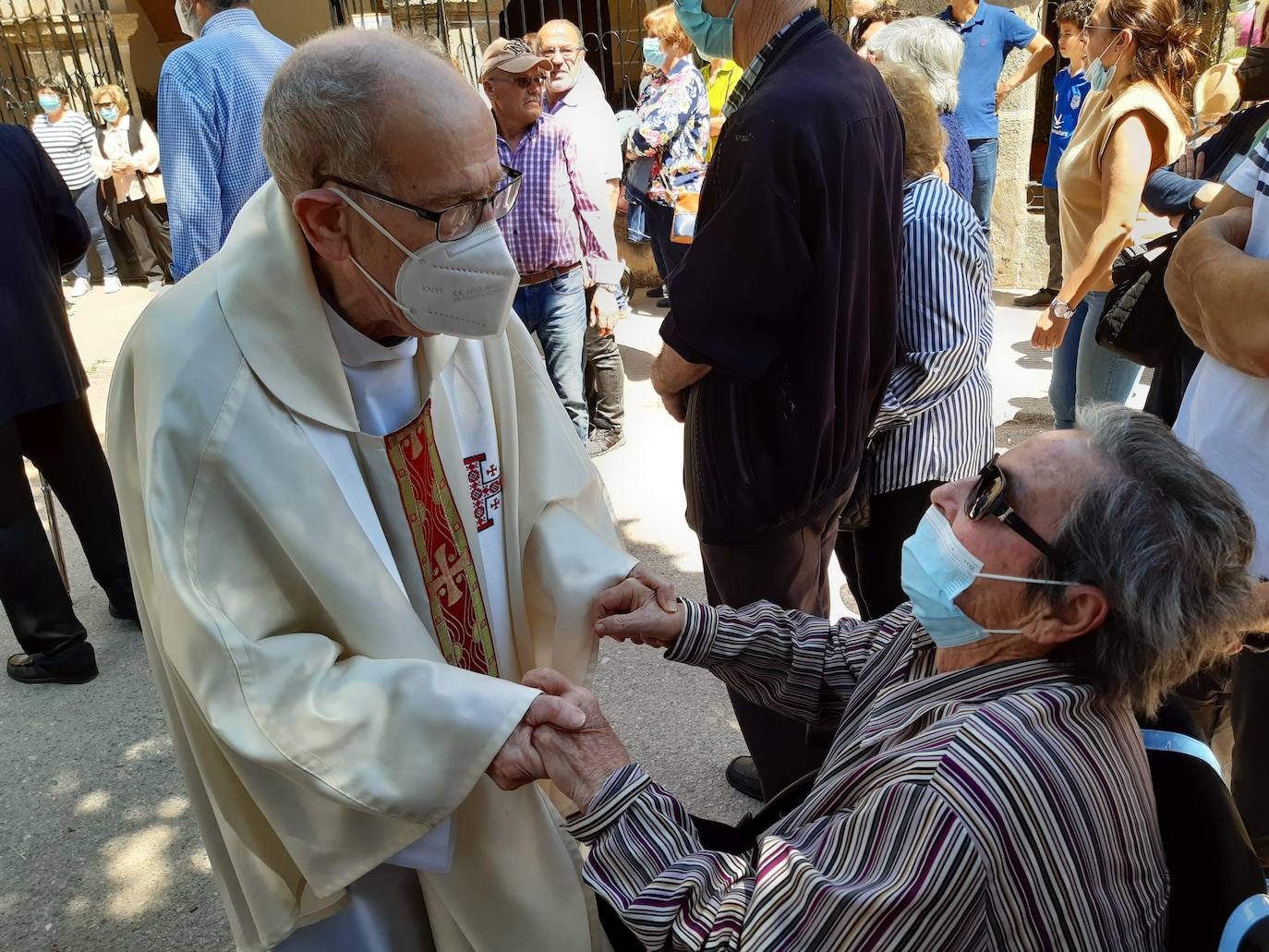 Imagen secundaria 1 - Hoy se ha llevado a cabo la puja de brazos. El sacerdote Severiano Talavero ha presidido la Eucaristía. Los niños han portado con la imagen del Niño. 