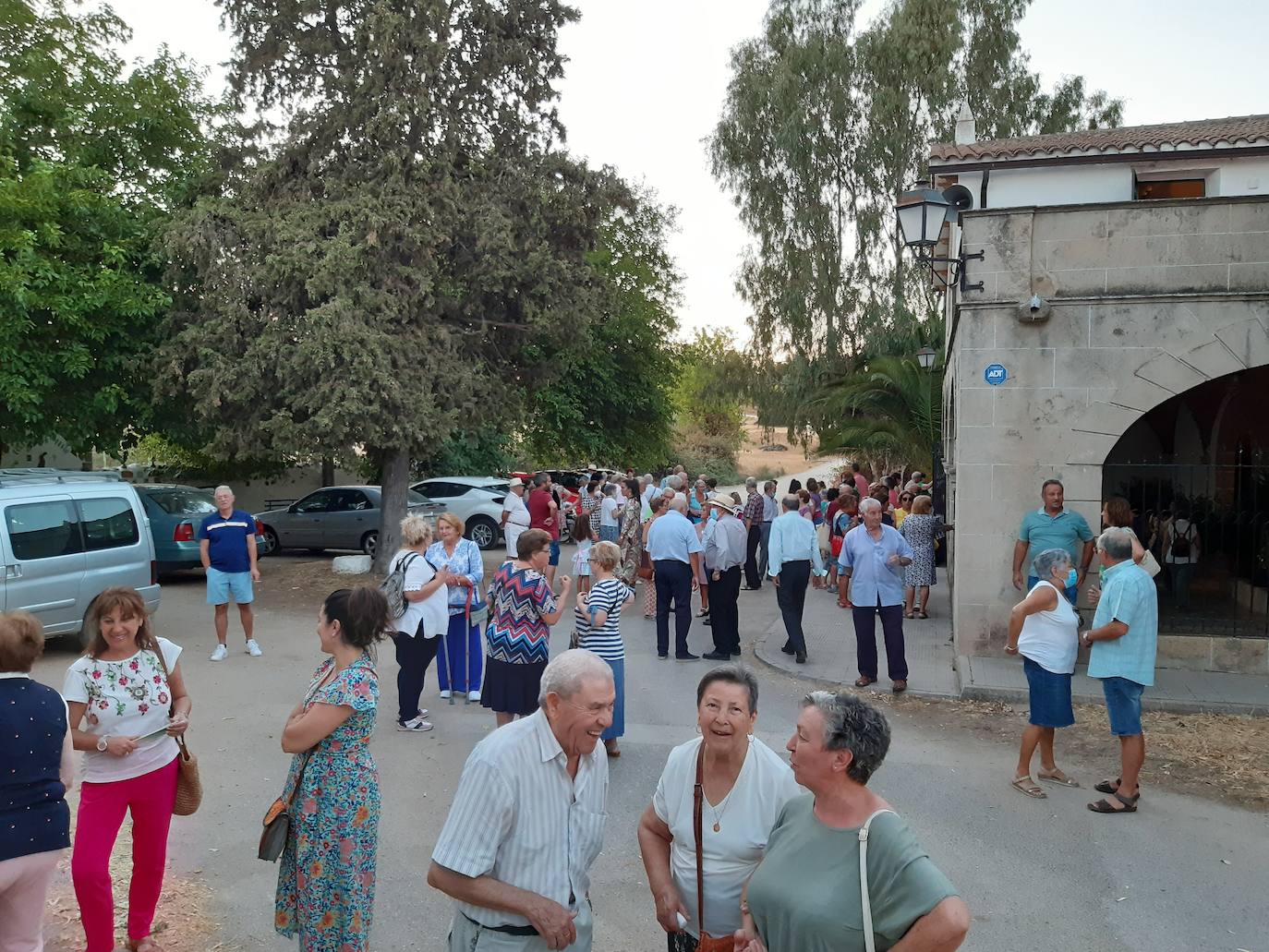 Los casareños y los emigrantes se han reunido esta tarde junto a la ermita. L.C.G.