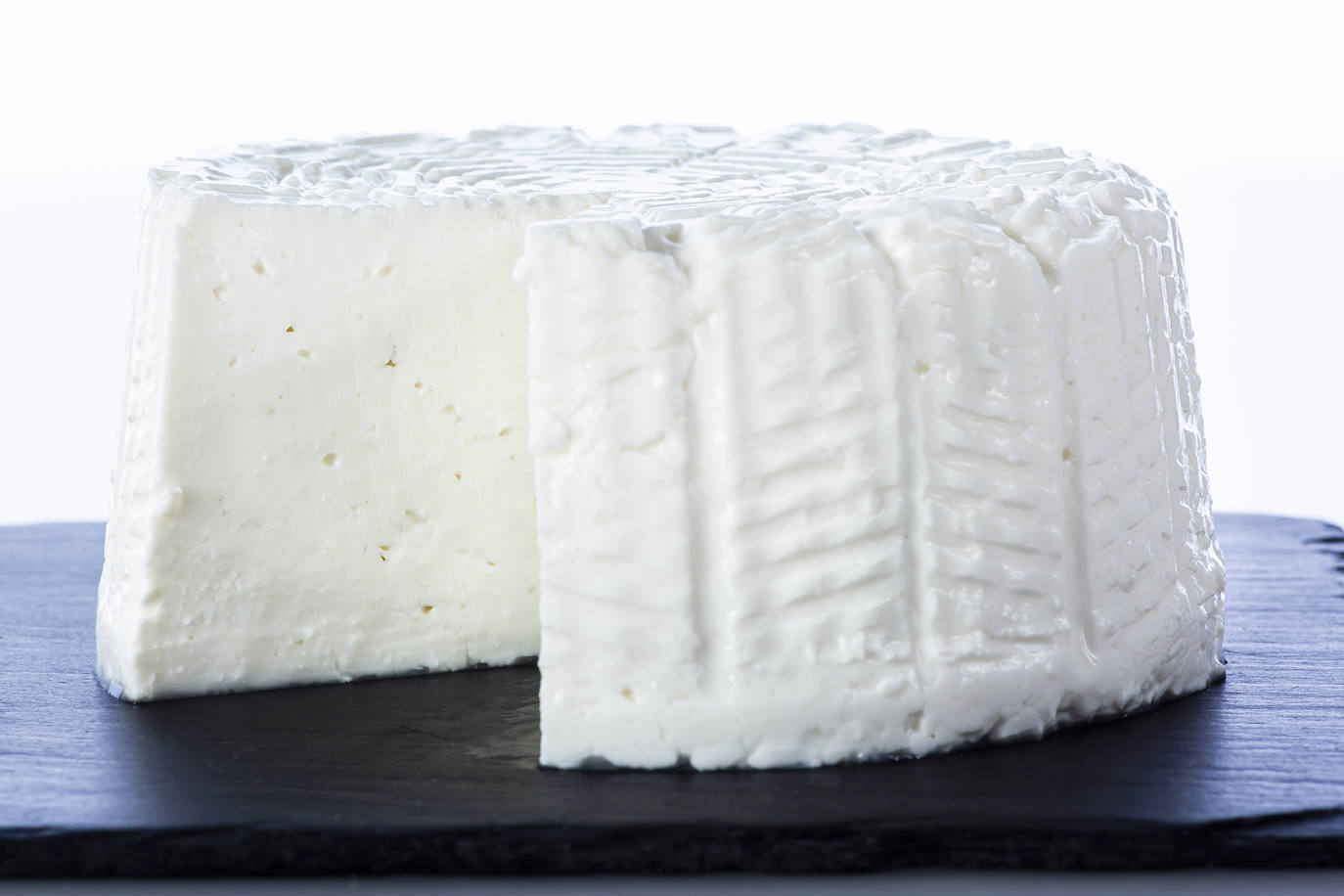 Procede de leche natural de ganaderías de la comarca casareña 