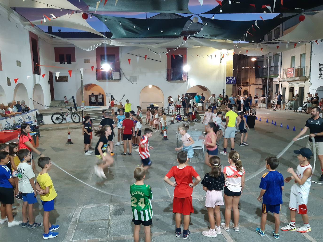 Casi un centenar de niños se divierten con la yincana de juegos de toda la vida