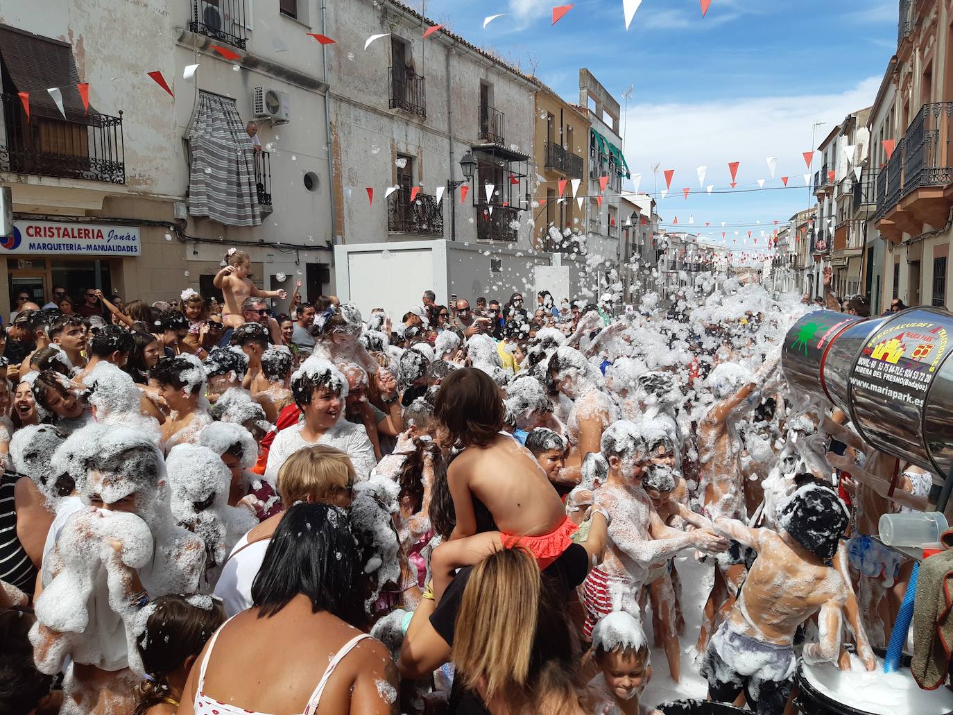 Fiesta de la espuma de este mediodía en la calle Larga Baja. 