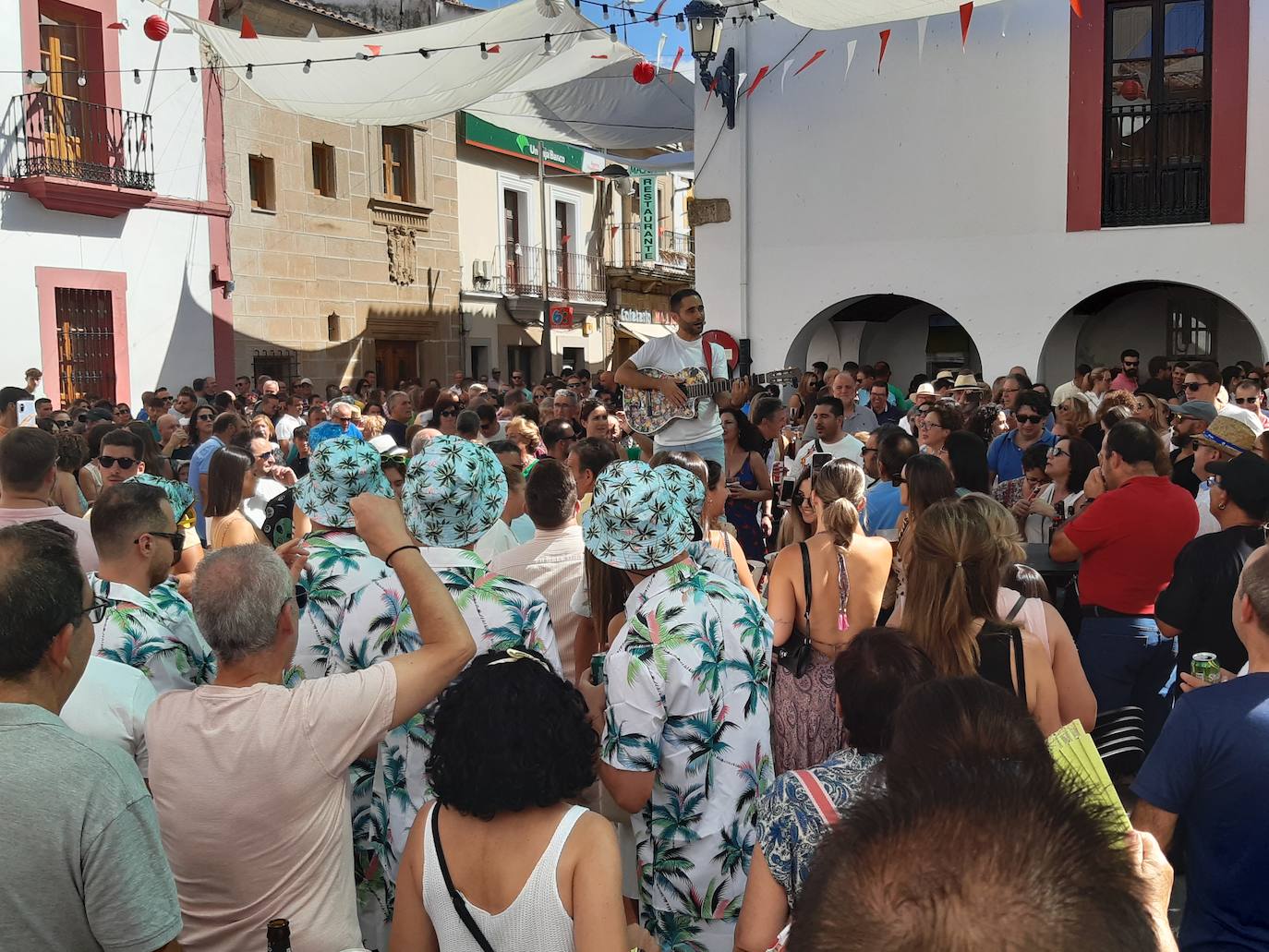 Aurelio se ha bajado del escenario y ha compartido uno de sus temas junto al público en mitad de la plaza. 