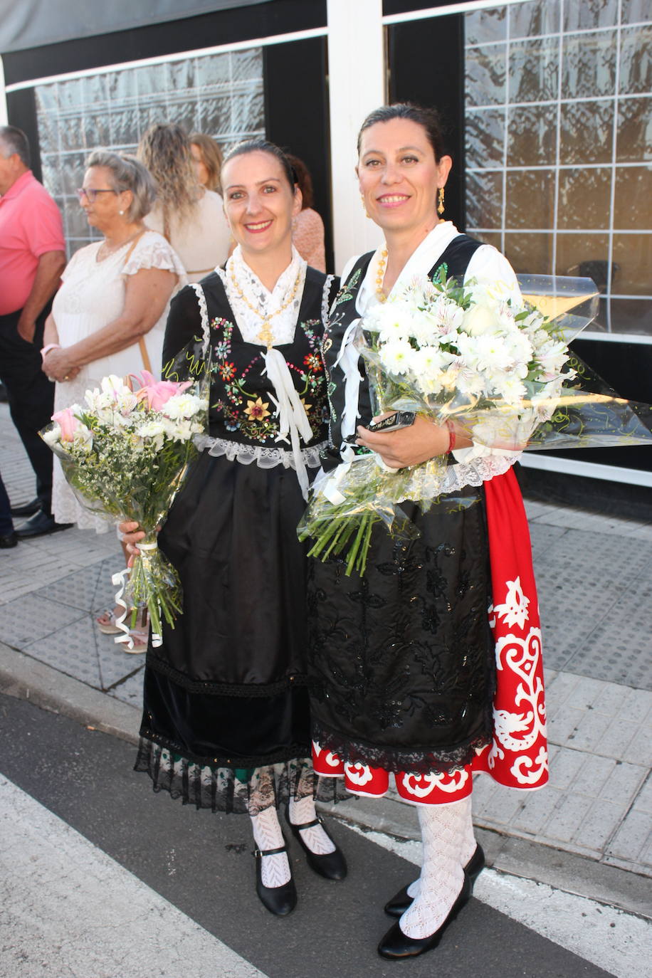 Fotos: Centenares de personas arropan a su patrona a su llegada a la localidad