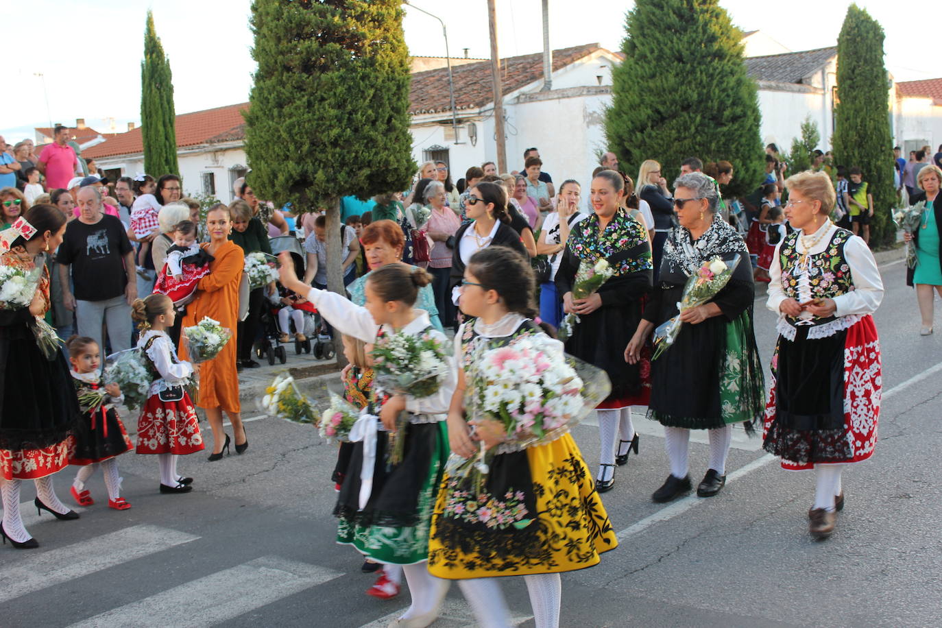 Fotos: Centenares de personas arropan a su patrona a su llegada a la localidad