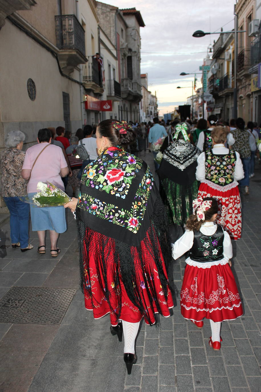 Fotos: Centenares de personas arropan a su patrona a su llegada a la localidad