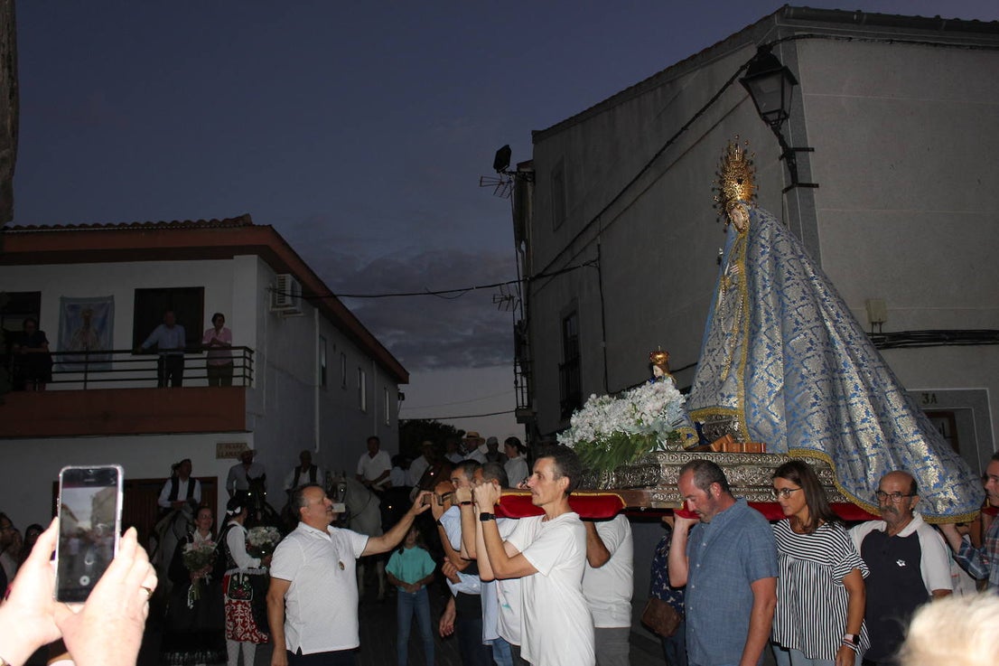 Fotos: Centenares de personas arropan a su patrona a su llegada a la localidad