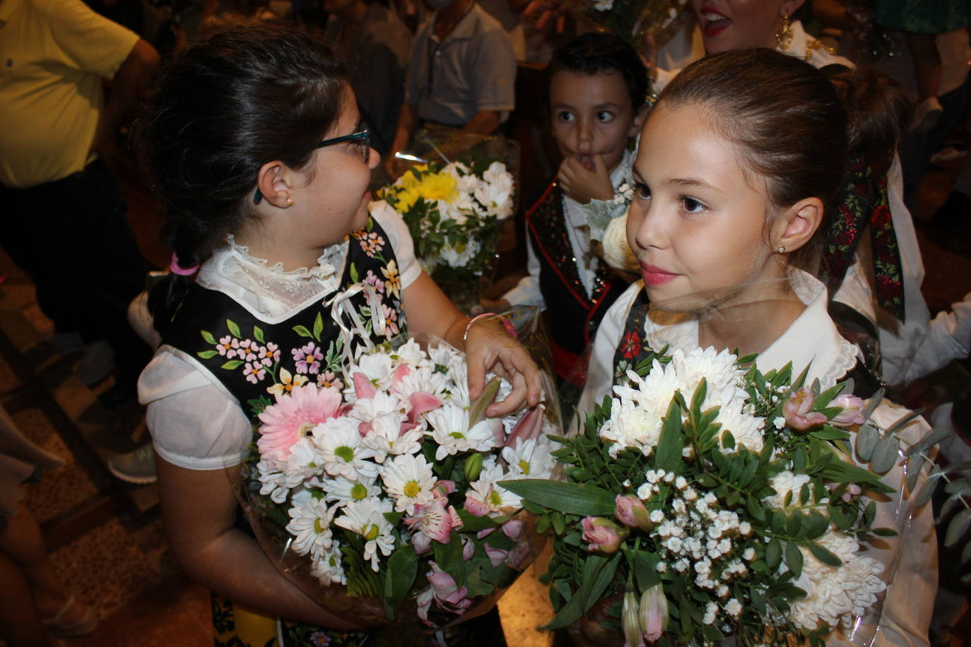 Fotos: Centenares de personas arropan a su patrona a su llegada a la localidad